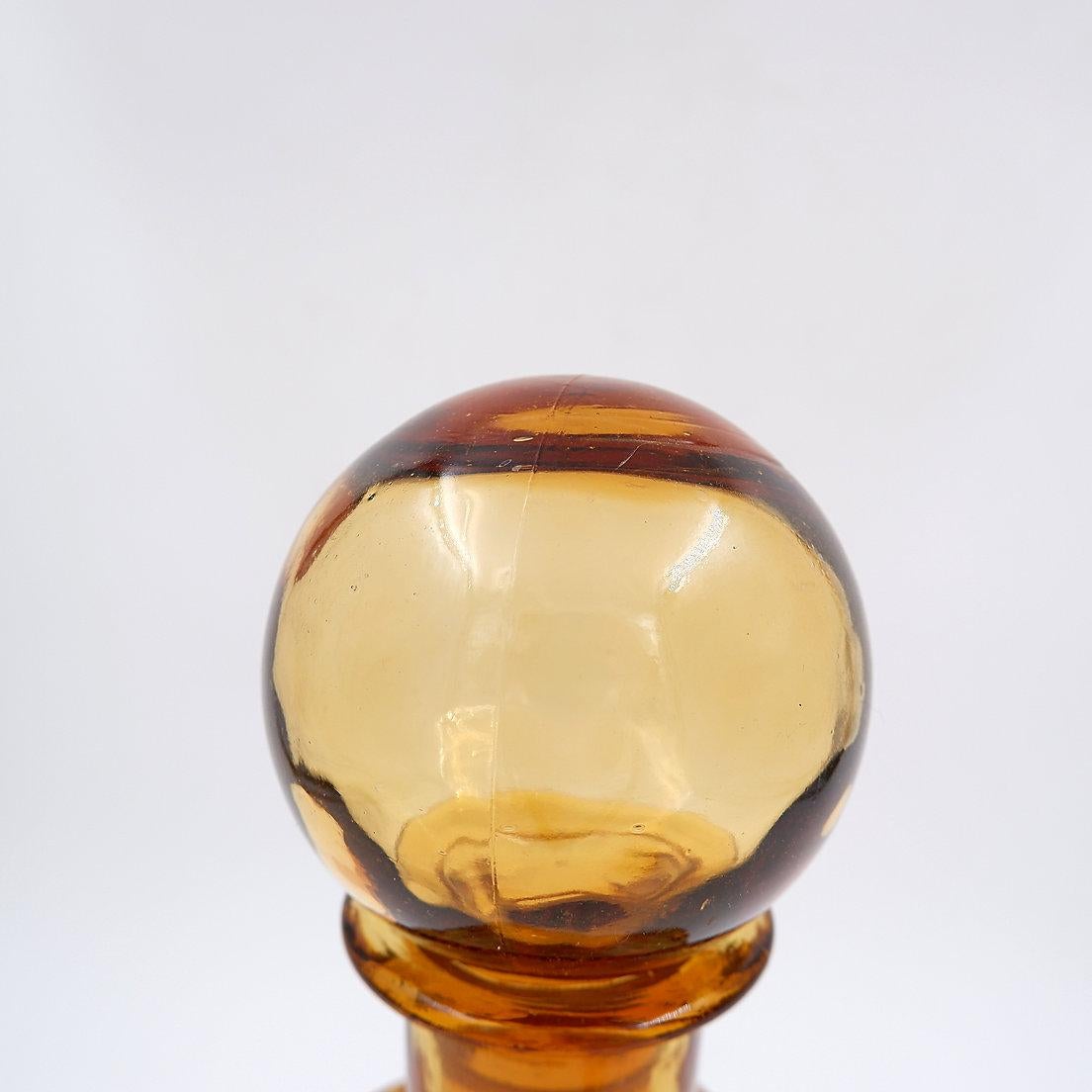 Vintage Amber Wavy Empoli Italian Glass MCM Dekanter Runde Ball Stopper im Zustand „Gut“ im Angebot in Linkebeek, BE