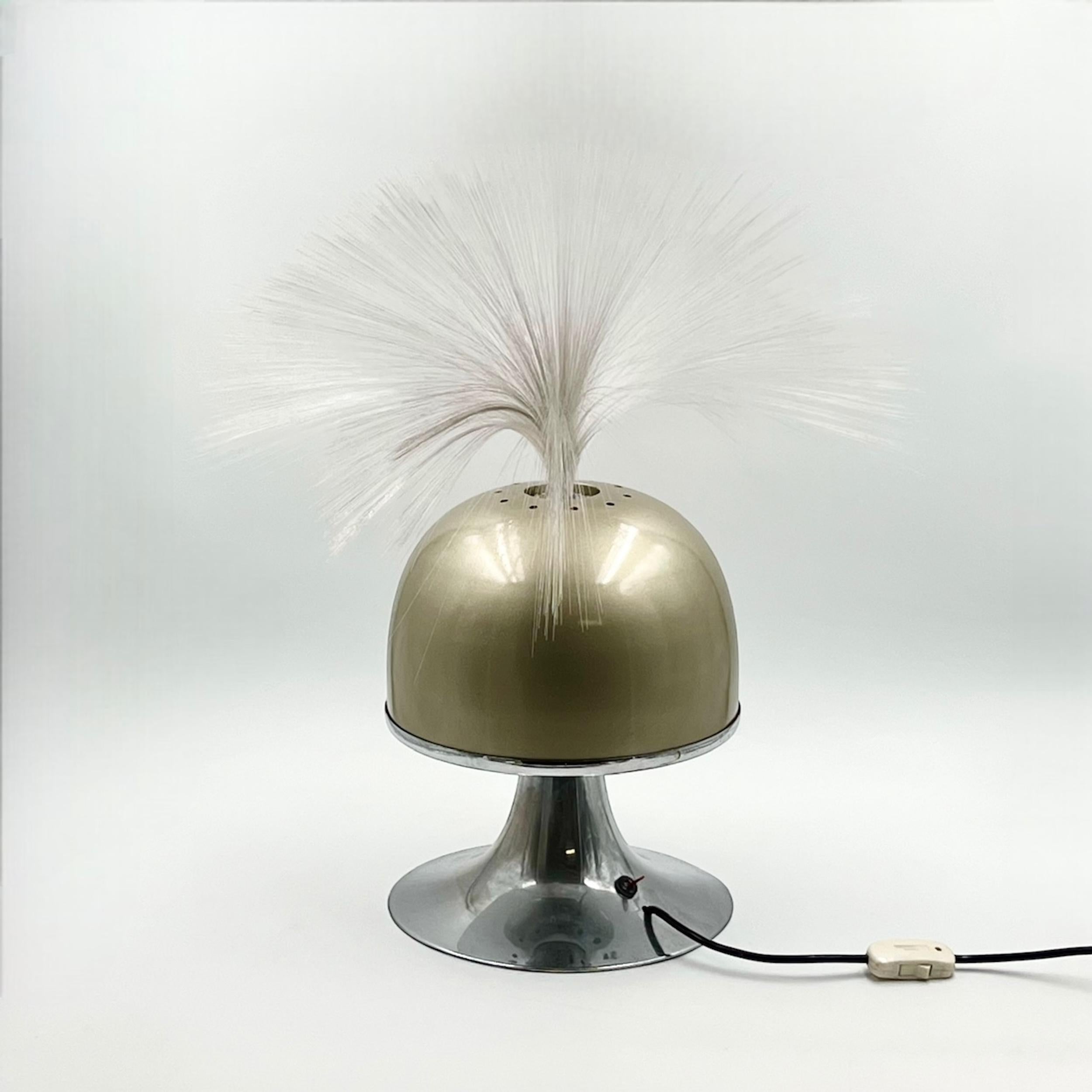 Verschönern Sie Ihr Zuhause mit der zeitlosen Schönheit dieser 60er-Jahre-Lampe, einer Meisterklasse des Beleuchtungsdesigns aus der Mitte des Jahrhunderts. Die vollständig aus Metall gefertigte Lampe verfügt über eine bronzefarbene Kuppel und einen