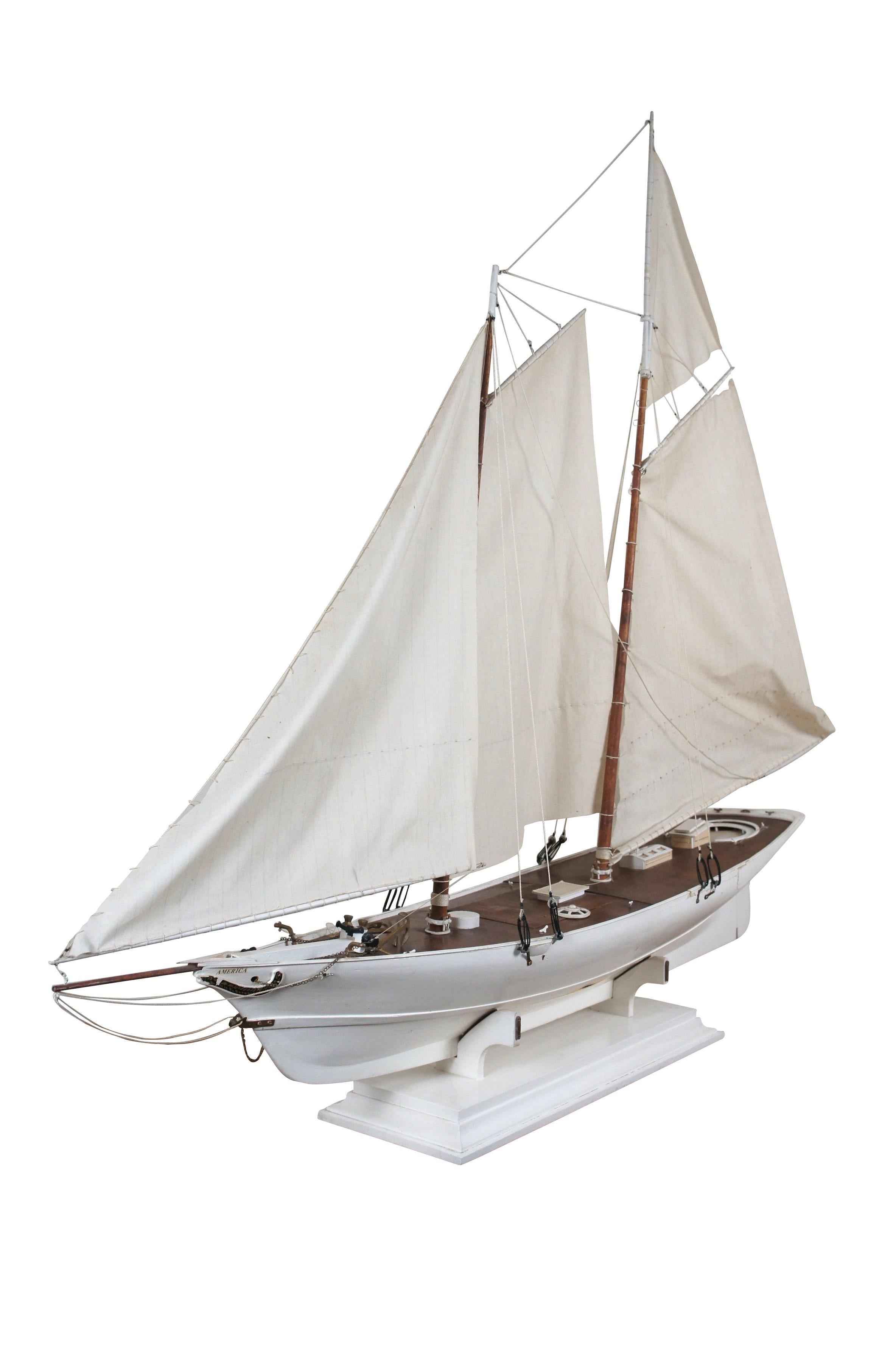 Mitte bis Ende des 20. Jahrhunderts handgefertigtes Modell eines Segelbootes. Weiß gestrichen mit dunkelbraunem Deck und Segeltuchsegeln. Benannt 