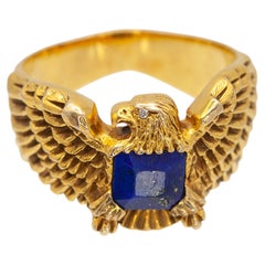 Vintage American 10 Karat Gold Lapis Lazuli and Diamond Eagle Ring (Bague Aigle en Lapis Lazuli et Diamant)
