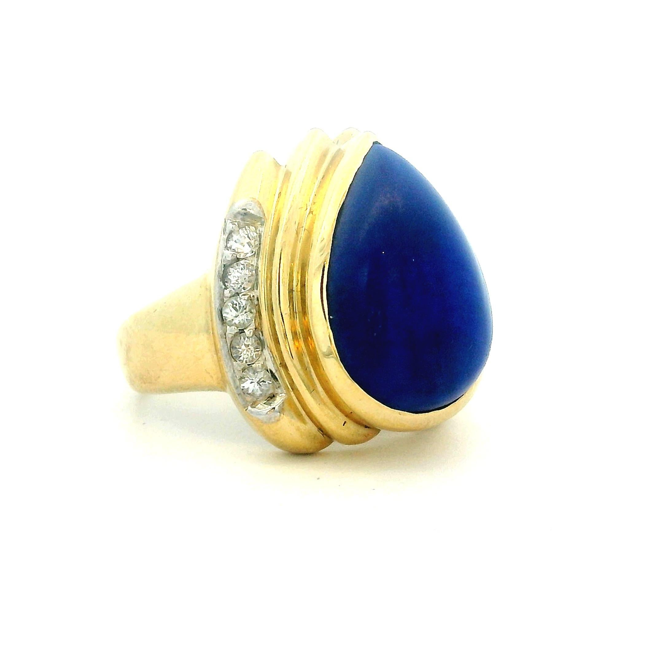 A  anello da cocktail vintage americano, finemente realizzato in oro giallo 14K e con incastonati 5,00 carati di lapislazzuli cabochon a forma di pera. Il blu reale intenso della gemma è incorniciato da una scultorea montatura in oro e accentuato da