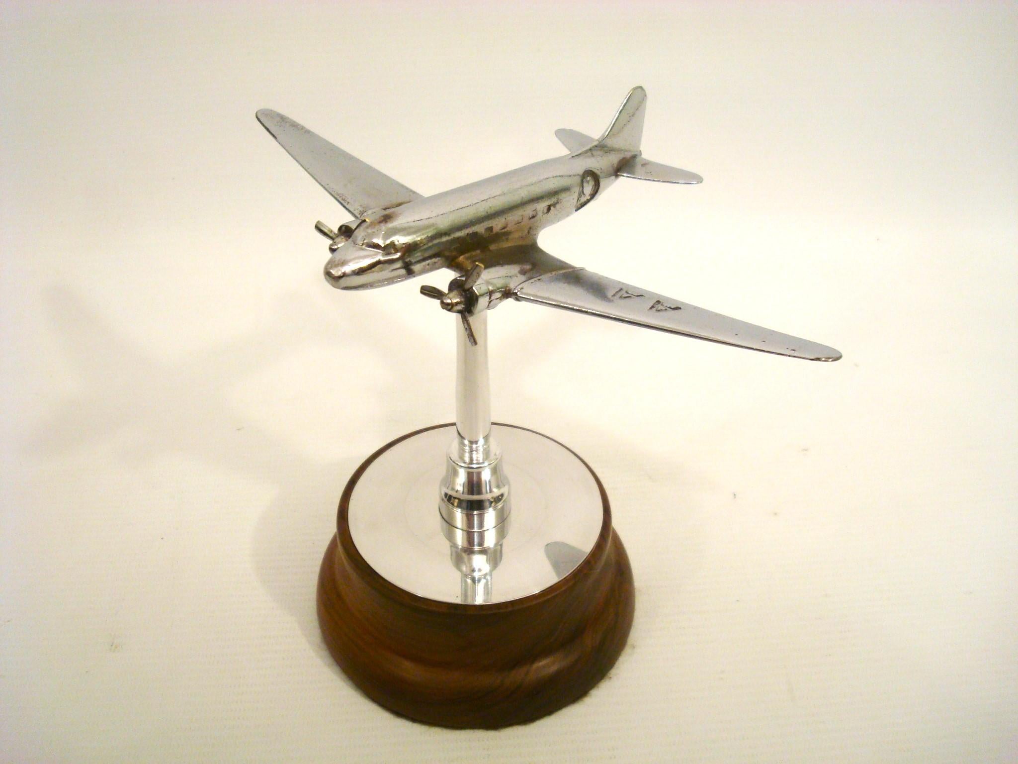 Vintage American Airlines Dc-3 vieux modèle d'avion de bureau chromé.
Introduit en 1936, le Douglas DC-3 a été le premier avion de ligne capable d'assurer le transport rentable de passagers. Il est le résultat d'un cahier des charges établi par
