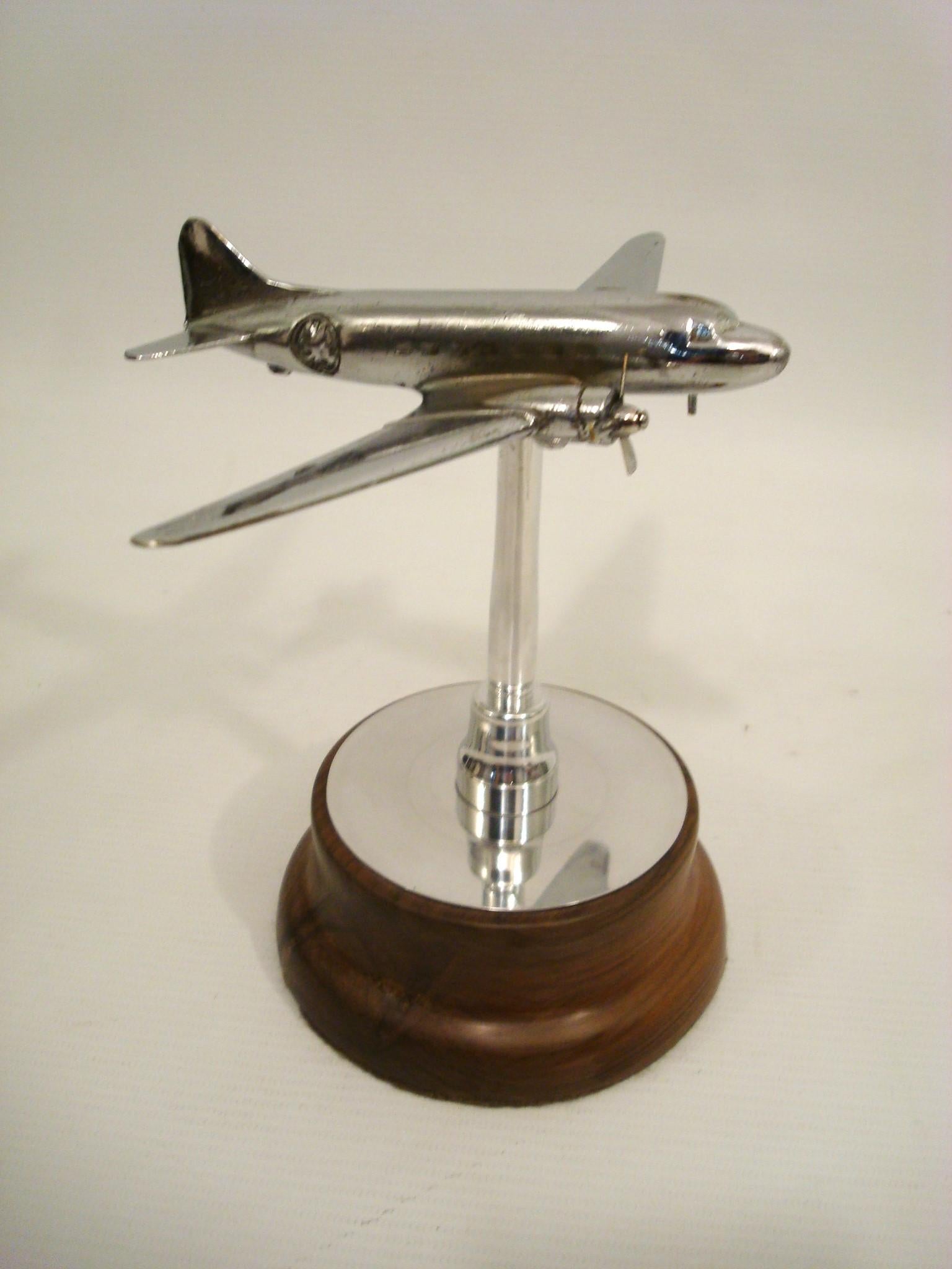 20ième siècle Modèle réduit d'avion d'American Airlines Dc-3 chromé ancien en vente
