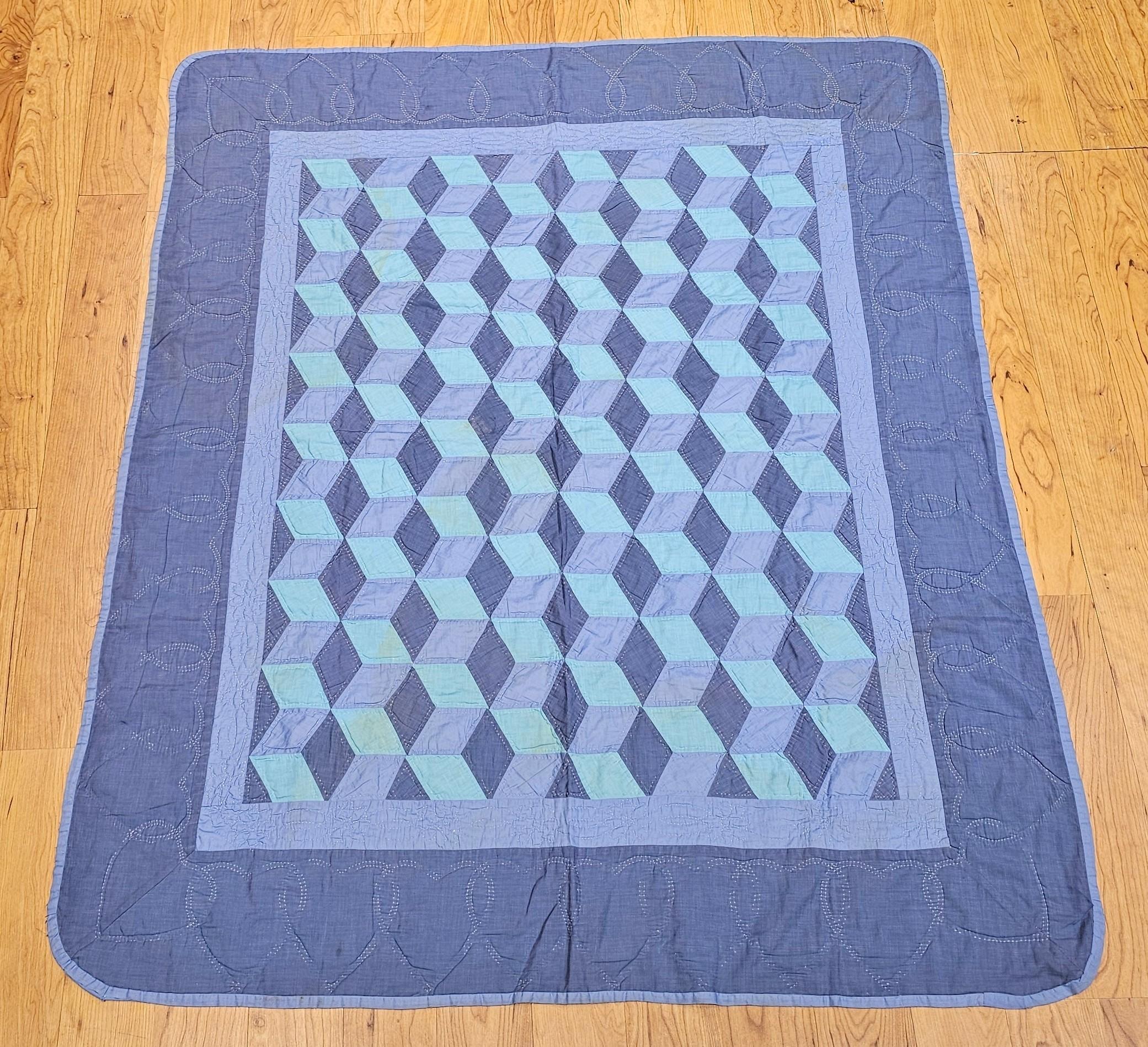Un exquis quilt Amish du milieu du 20e siècle provenant du comté de Lancaster, en Pennsylvanie, magnifiquement cousu à la main dans le motif classique 