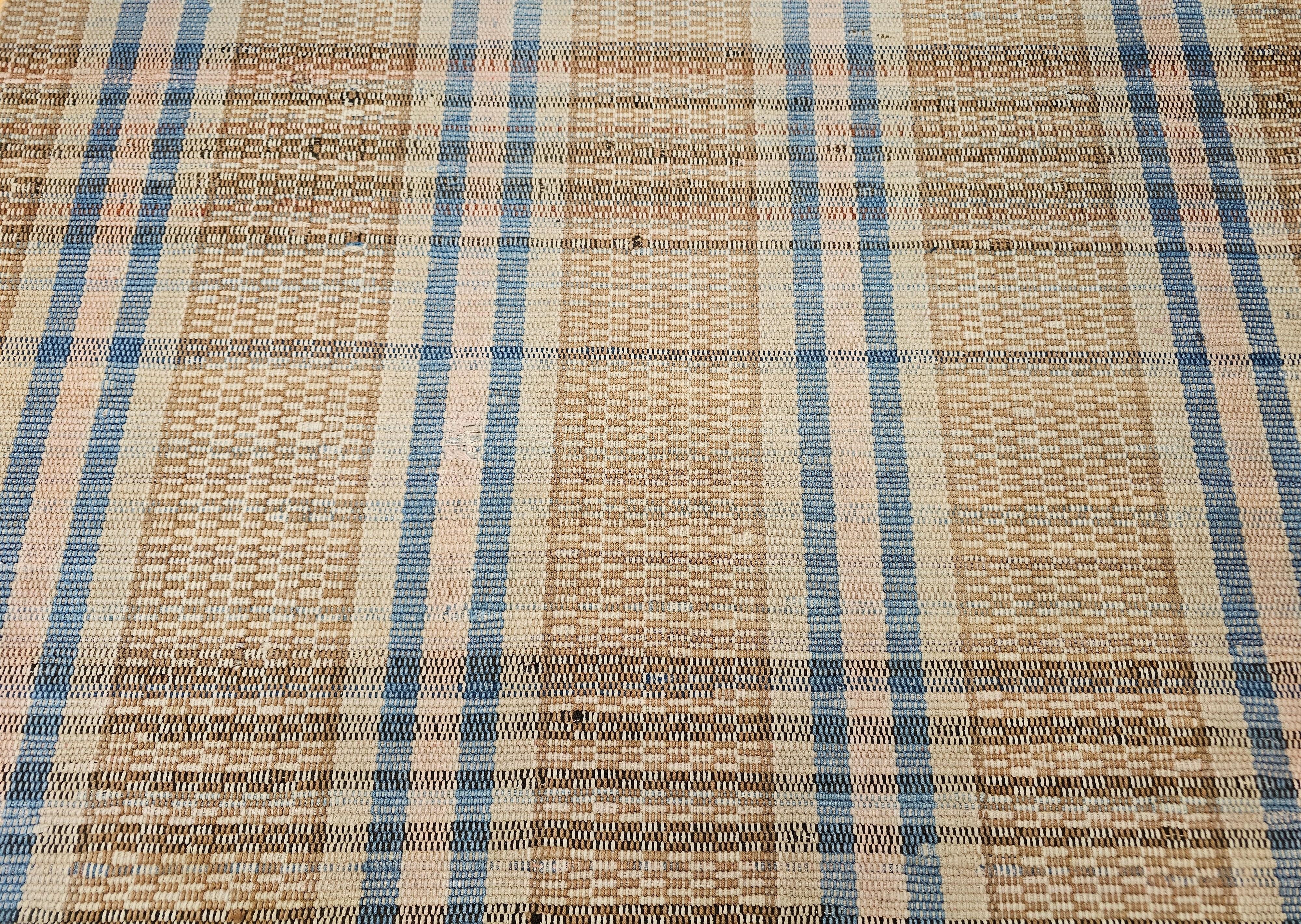 Vintage Hand-Woven Amish American Rag Runner in Pale Blue, Pink, and Wheat For Sale 2