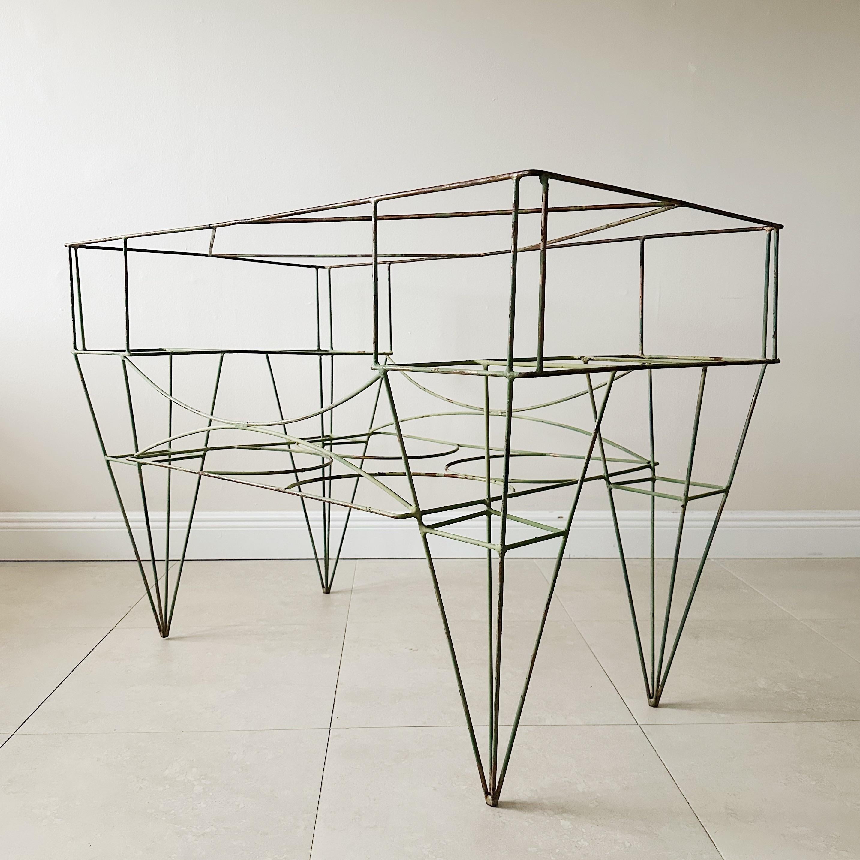 Mesa de jardín de metal arquitectónico americano vintage Hecho a mano en venta