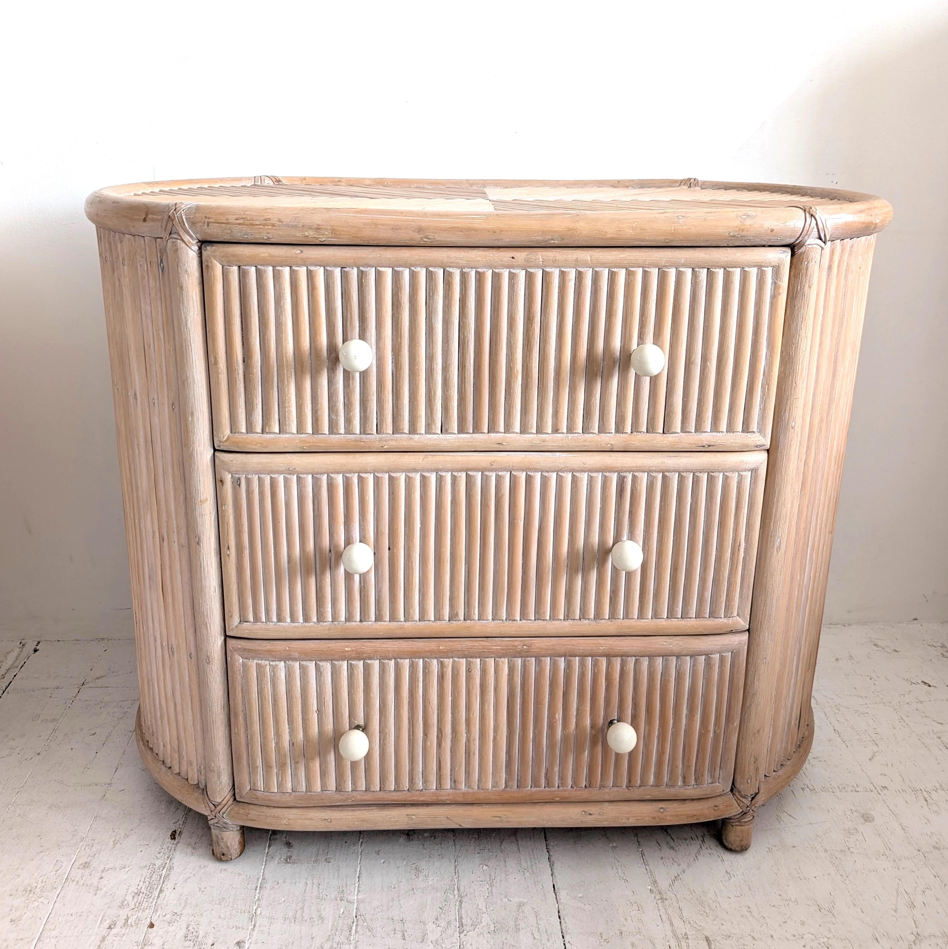 Meuble à tiroirs elliptique bohème américain vintage en canne blonde, années 1970. en vente 3