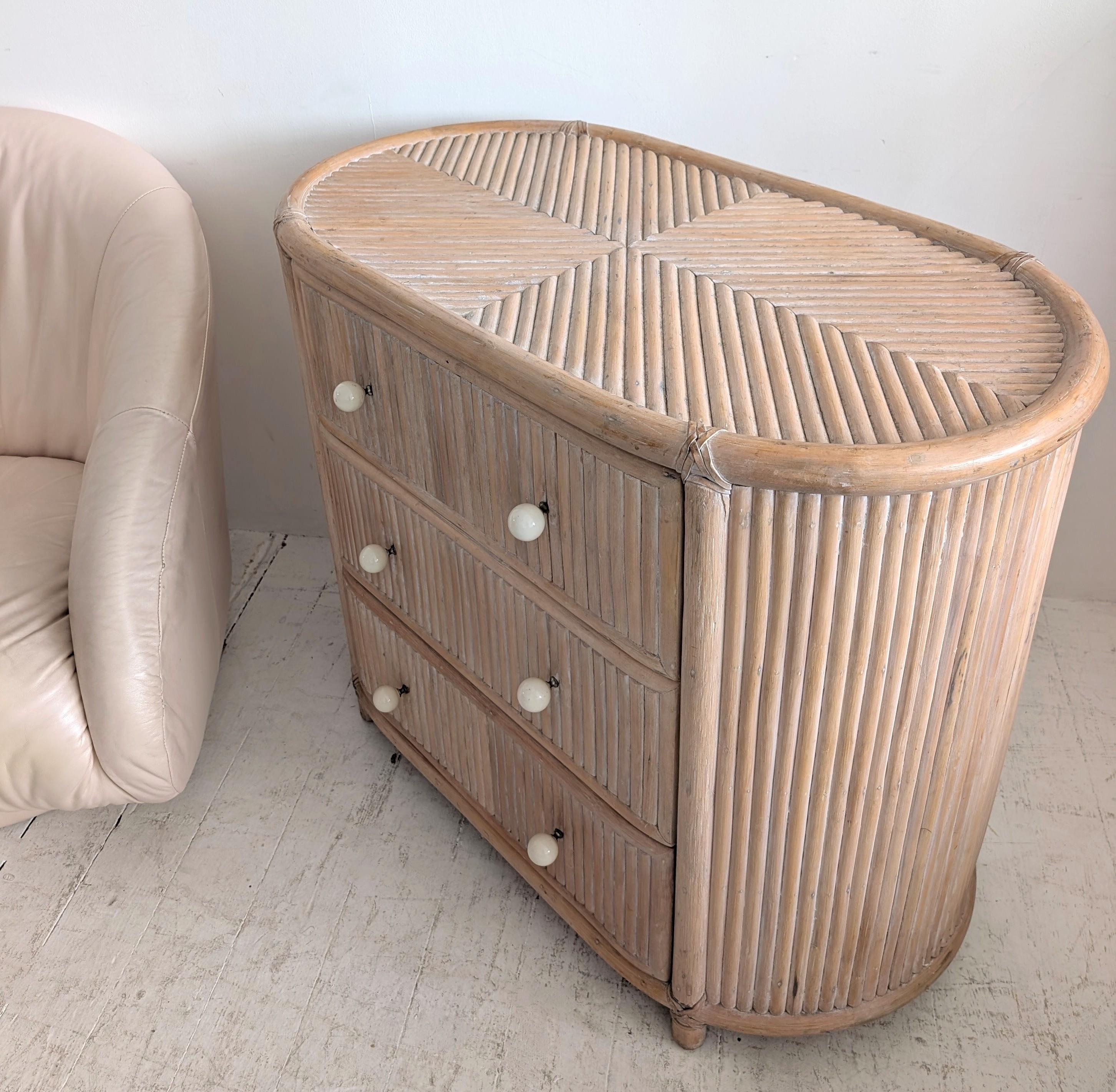 Meuble à tiroirs elliptique bohème américain vintage en canne blonde, années 1970. en vente 5