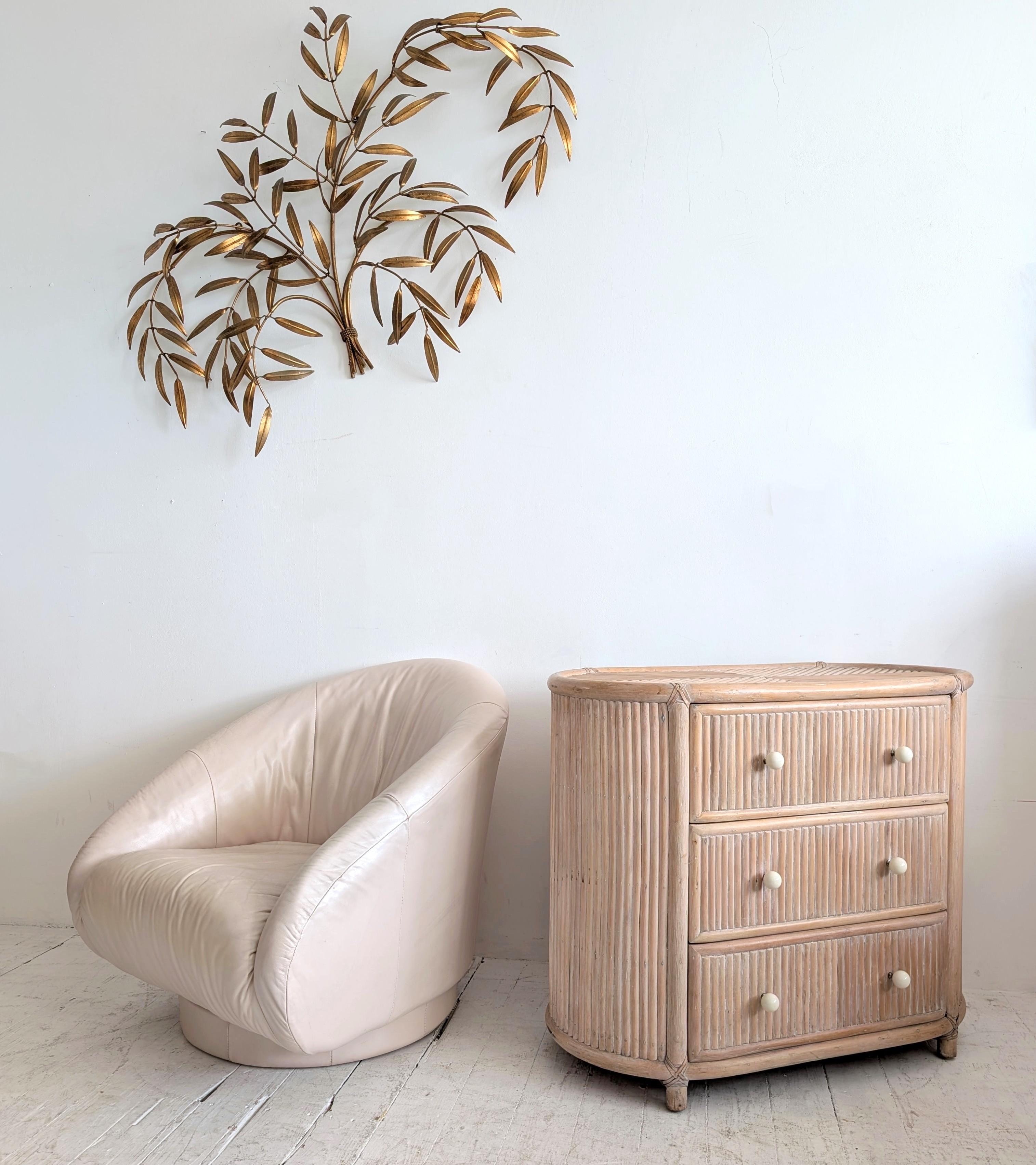 20ième siècle Meuble à tiroirs elliptique bohème américain vintage en canne blonde, années 1970. en vente