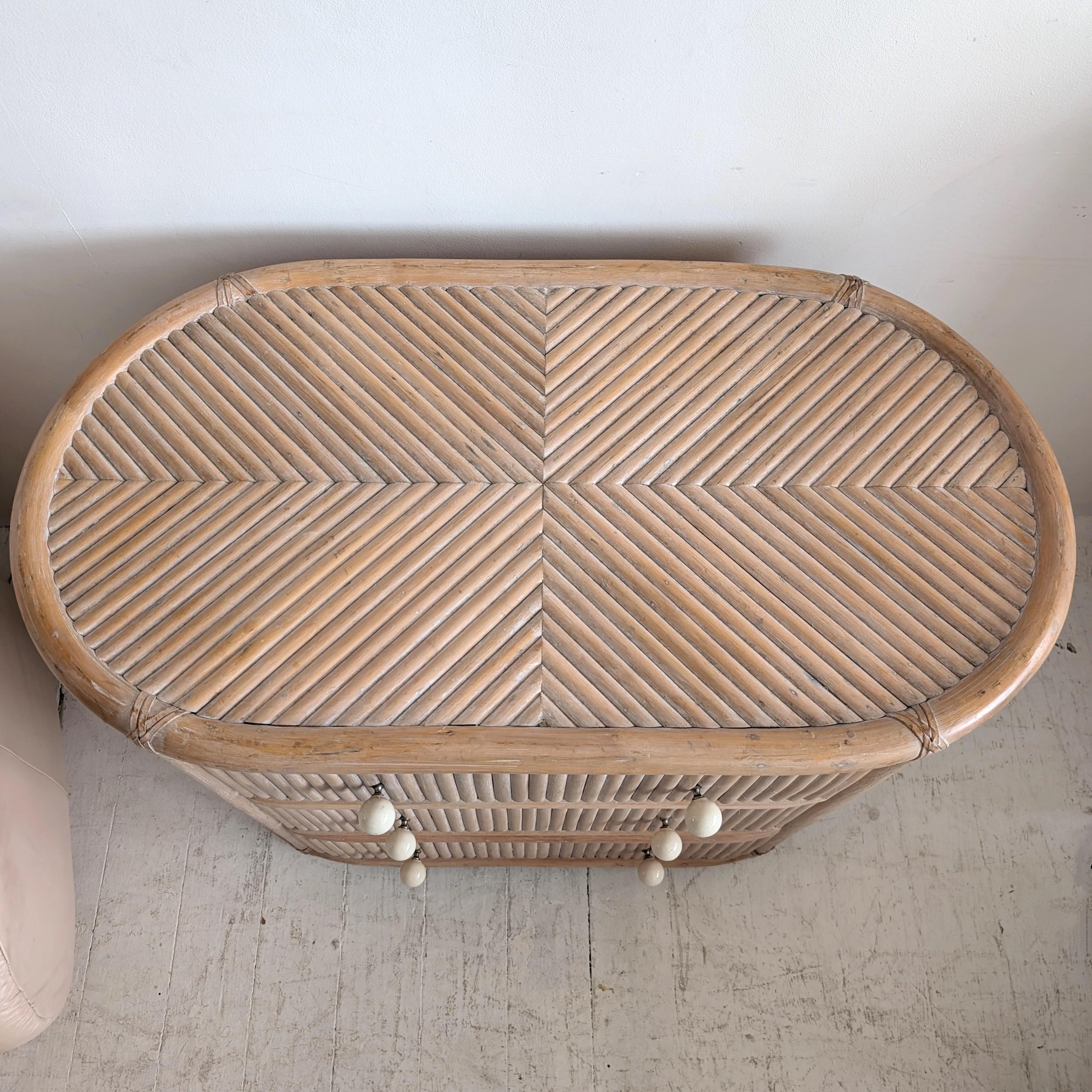 Meuble à tiroirs elliptique bohème américain vintage en canne blonde, années 1970. en vente 1