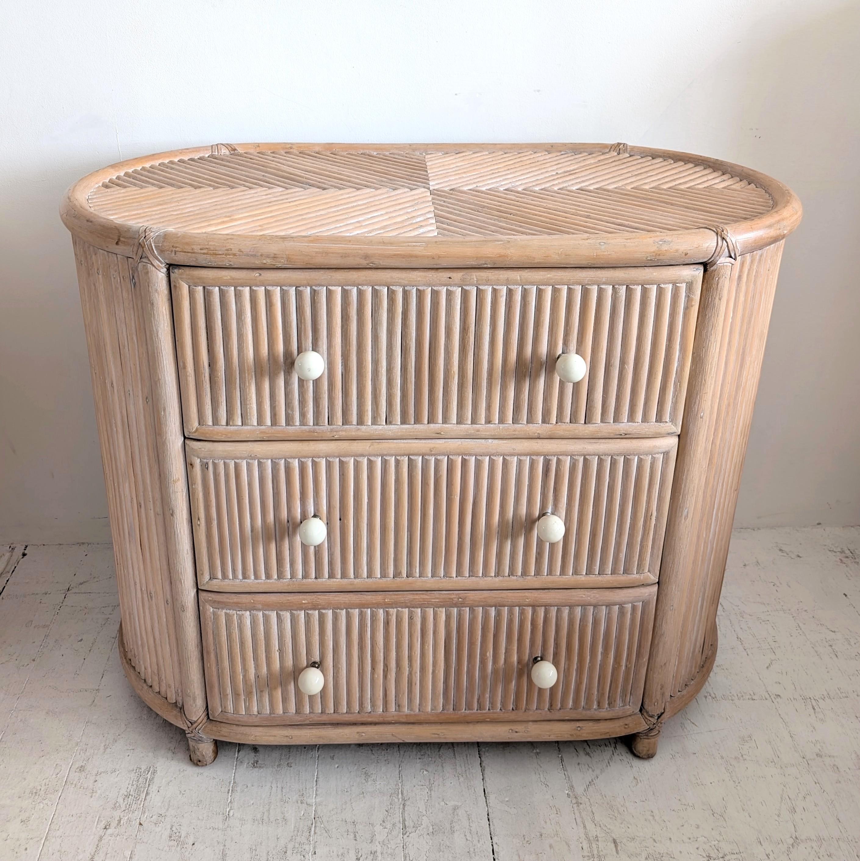 Meuble à tiroirs elliptique bohème américain vintage en canne blonde, années 1970. en vente 2