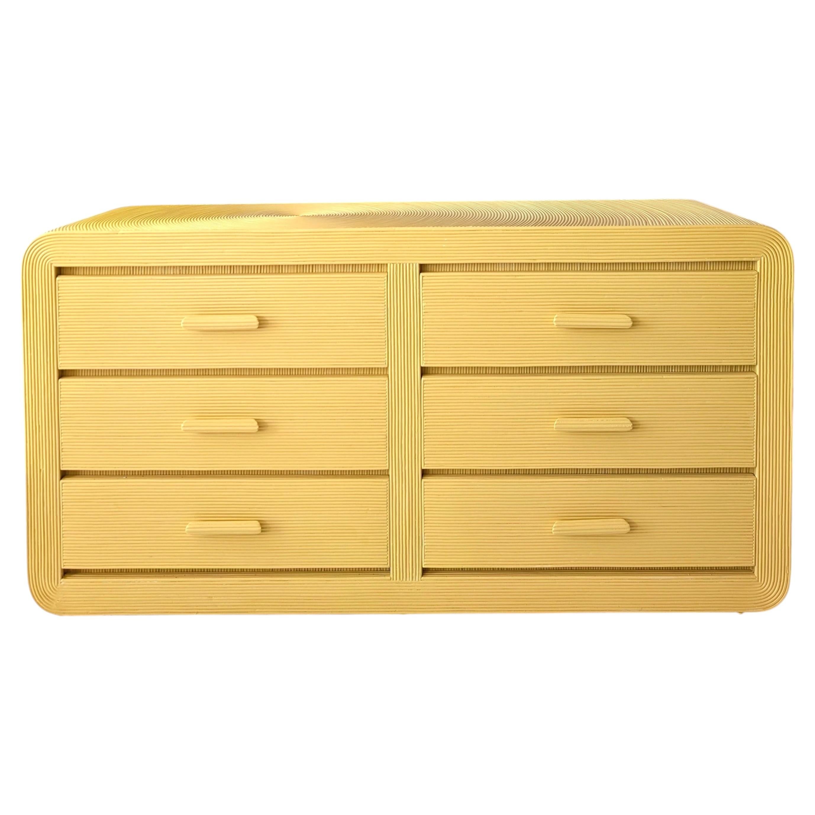 Credenza con cassetti / comò d'epoca in giunco giallo burro americano, anni '70 in vendita