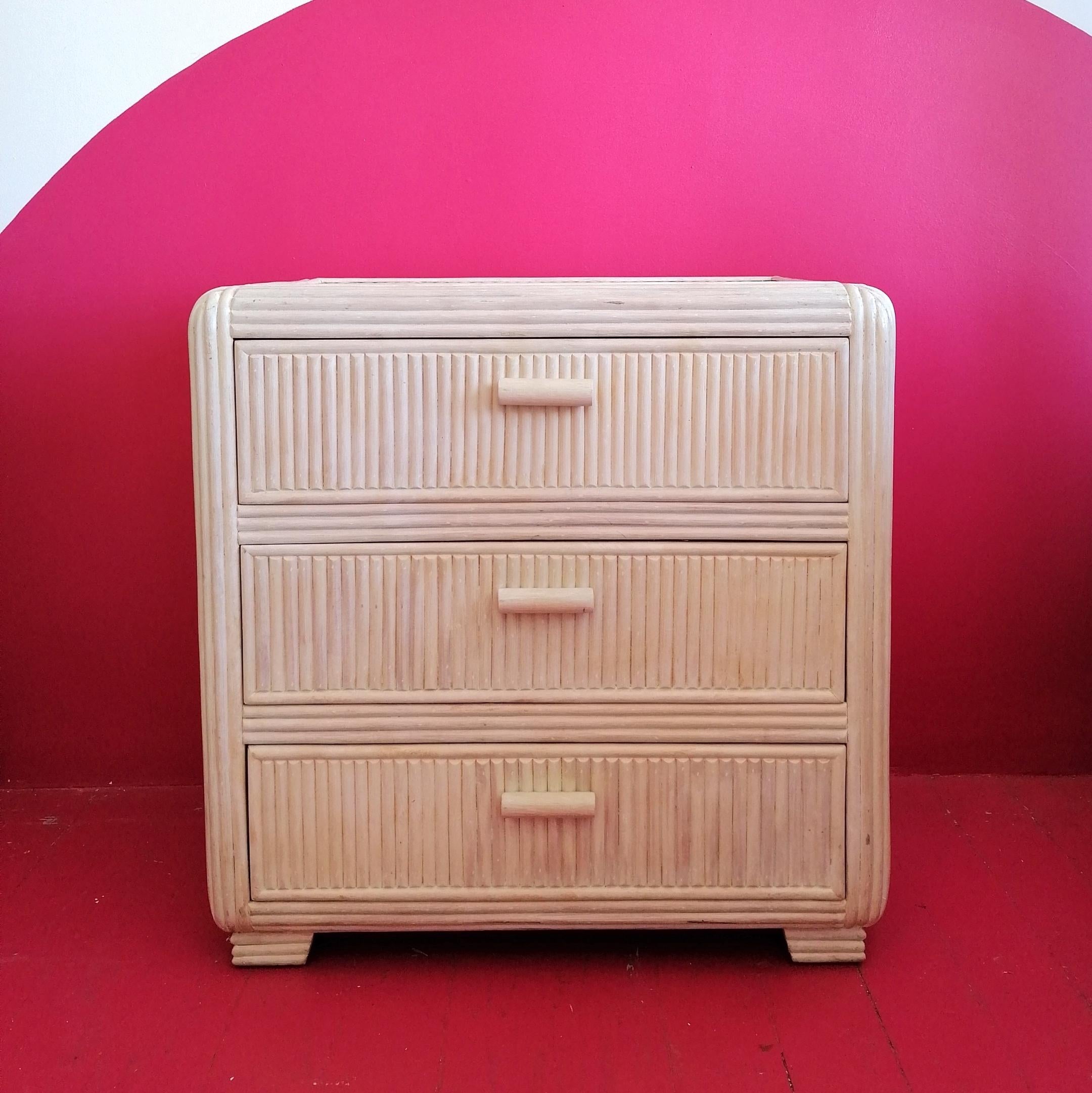 Vintage American cane chest of three drawers with rattan top, in original blonde finish.

Dimensions: width 76cm, depth 45cm, height 76.5cm