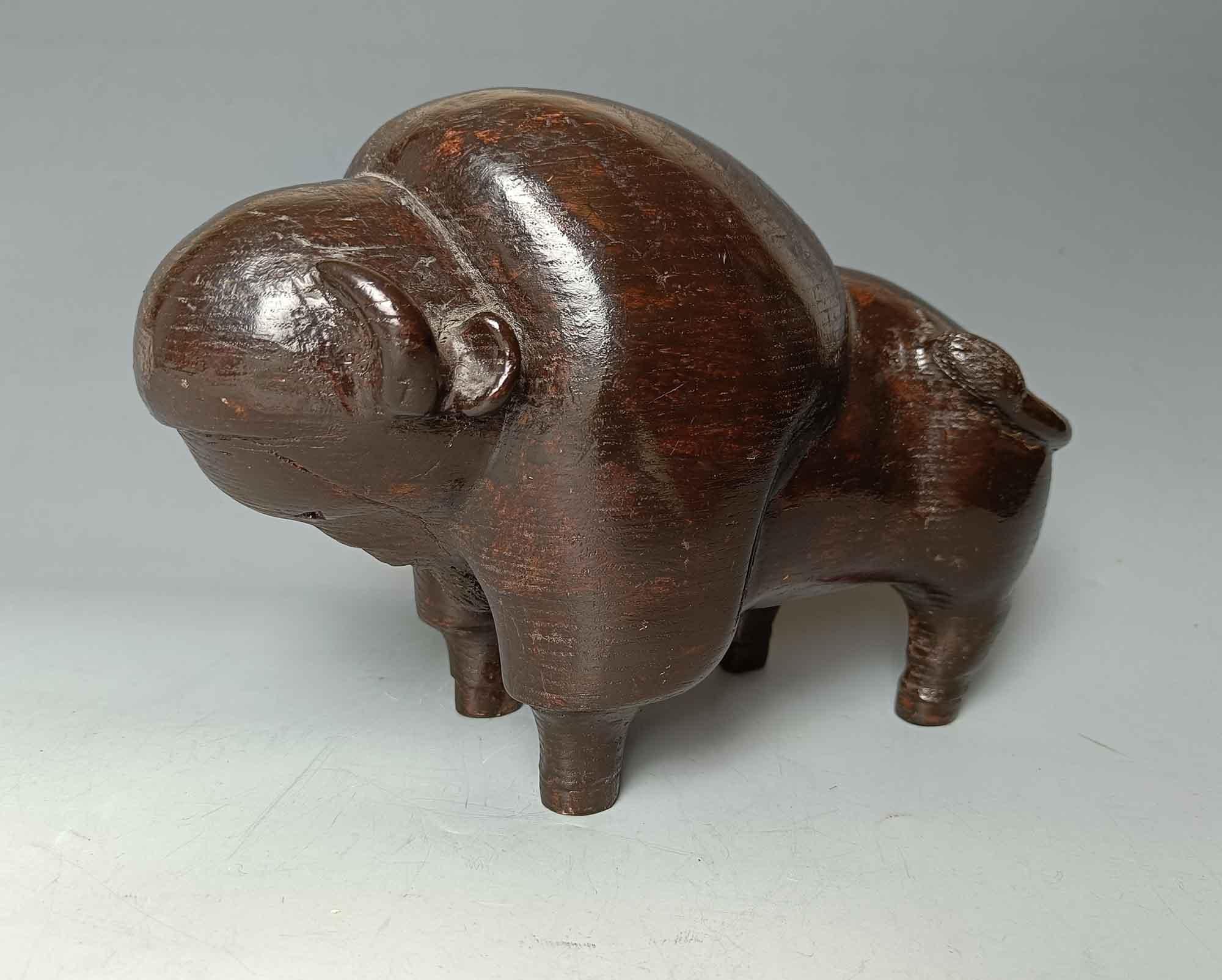 Vintage American Carved wood Folk Art  Bison  Decorative Antiques Décor
 Finely executed  Folk art carving of a Bison in heavy wood  
 
Vintage Circa 1940`s or earlier
 
 
 
Condition Good

 
