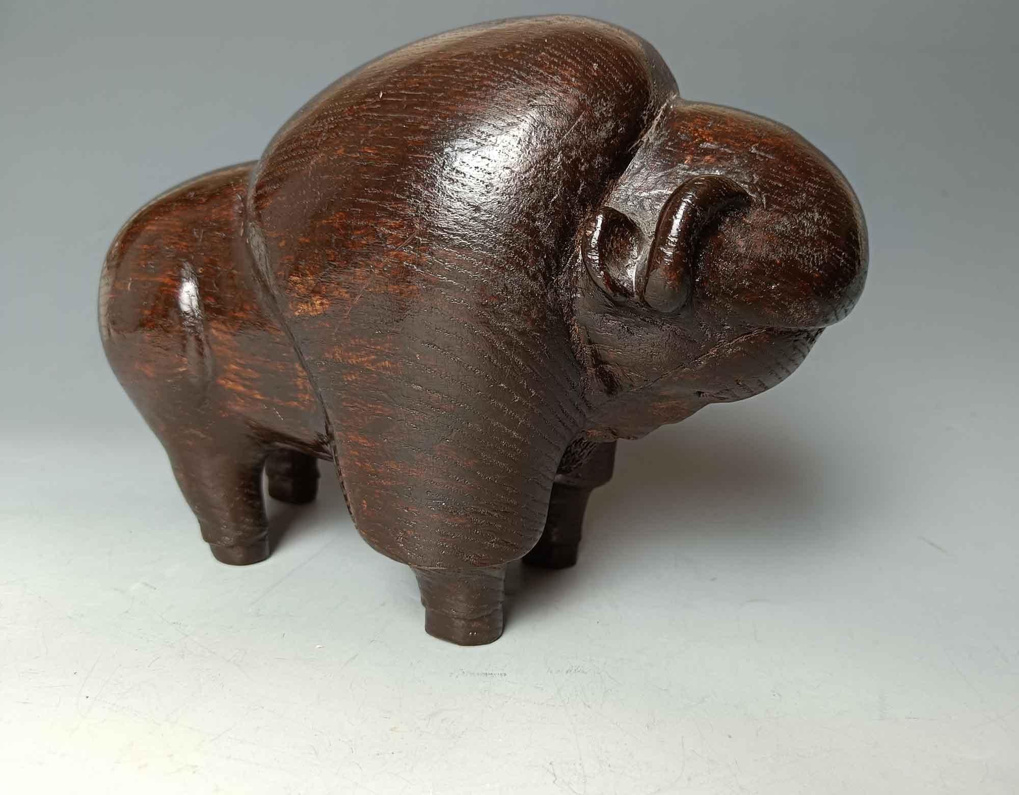Américain Art populaire américain vintage en bois sculpté  Bison Native Decorative Antiquities Décor en vente