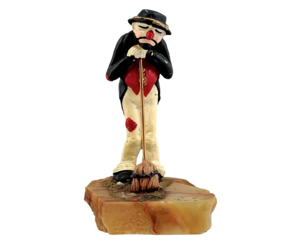 Figurita vintage de un payaso estadounidense, obra de Ron Lee, de 1947 a 2017. La figurita representa a un payaso triste de pie con una escoba, 1980. Firmado Ron y fechado en la base de piedra. Coleccionismo Decorativo Americano Vintage, Figuritas