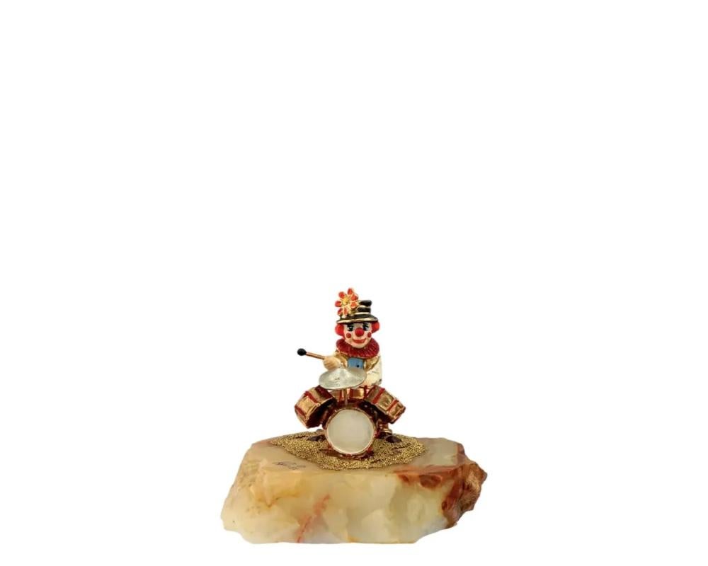 Una statuetta vintage di clown americano di Ron Lee, dal 1947 al 2017. La statuetta raffigura un clown batterista in miniatura e risale al 1981. Firmato Ron e datato sulla base in pietra. Oggetti decorativi americani d'epoca, statuette per
