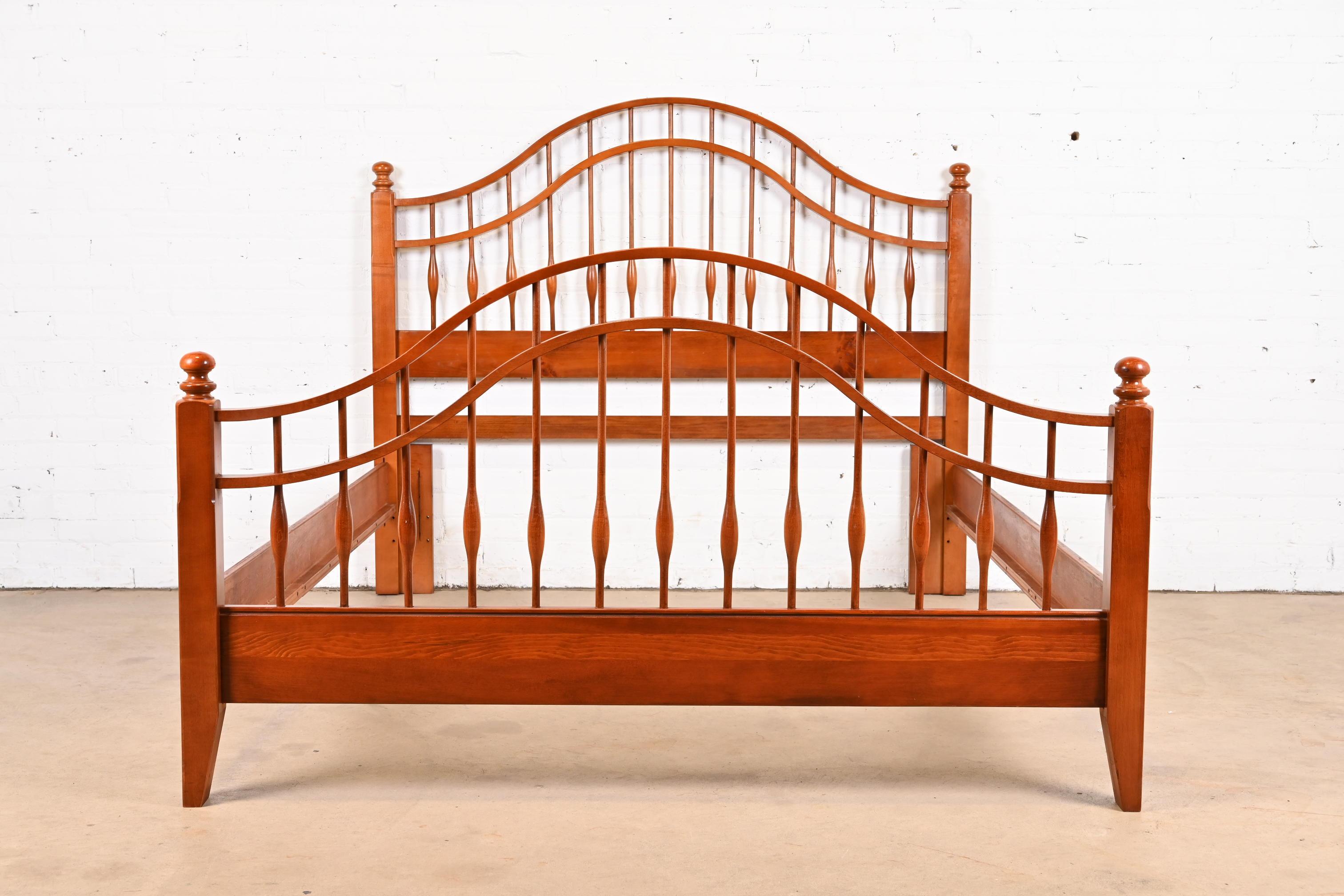 A gorgeous American Colonial or Craftsman style carved cherry wood queen size windsor spindle bed frame

USA, Late 20th century

Measures: 63