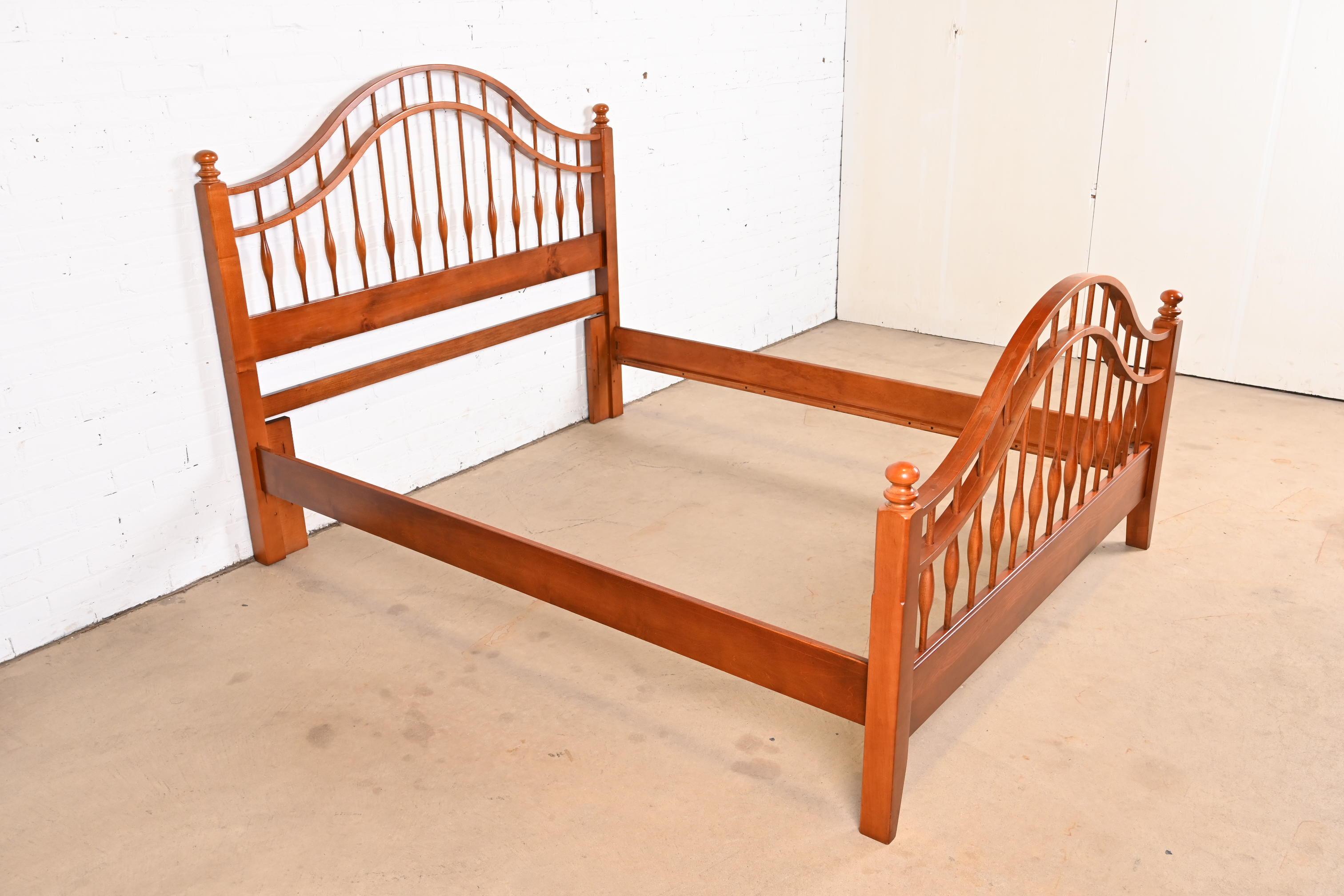 Vintage American Colonial Carved Cherry Wood Queen Size Windsor Spindle Bed In Good Condition In South Bend, IN