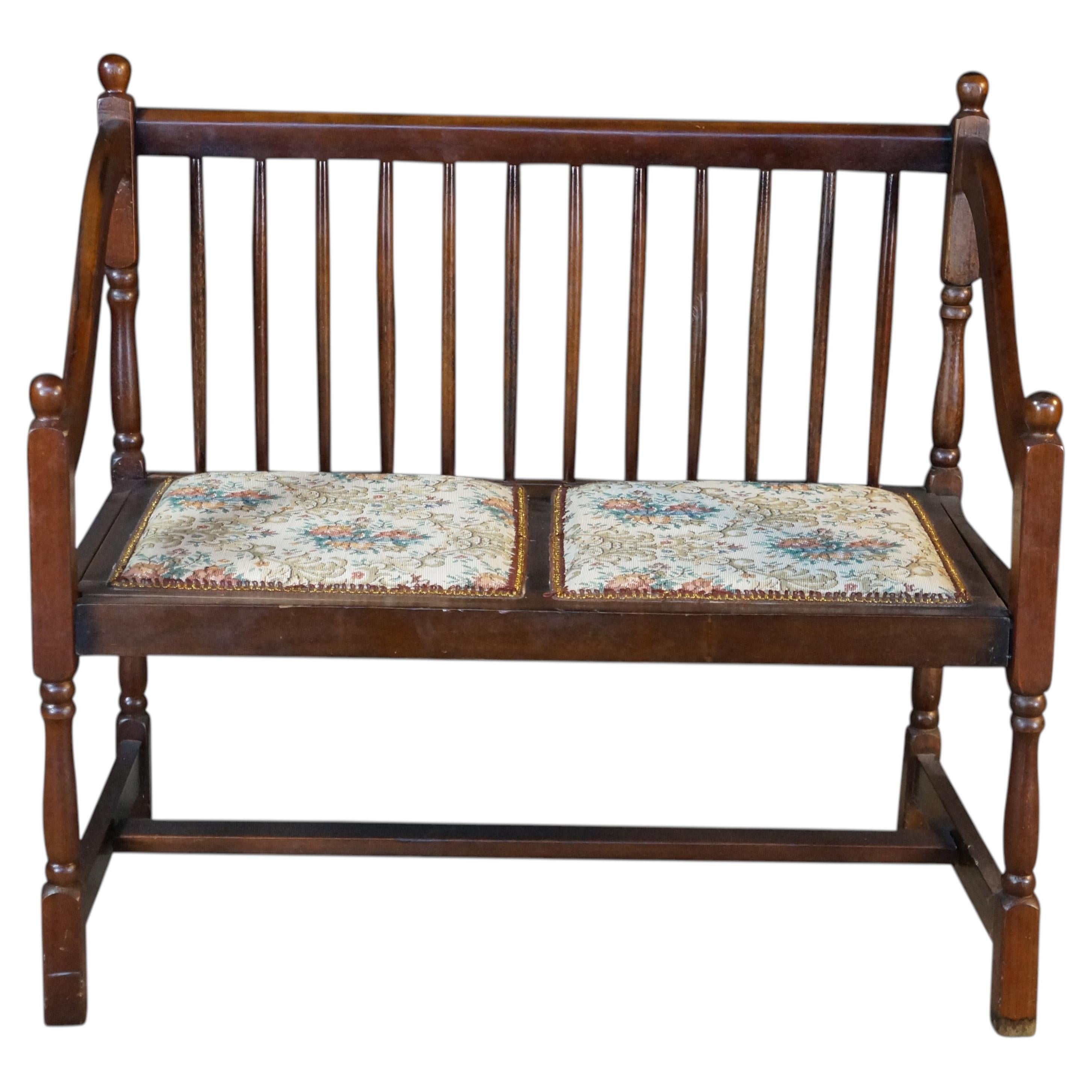 Banquette vintage de style fermier américain, en acajou, avec assise en broderie au point de croix en vente