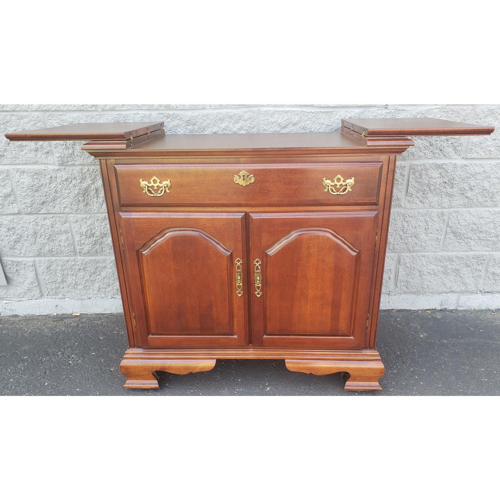 Amerikanisches Drew Flip-Buffet aus massivem Kirschbaumholz (Chippendale) im Angebot