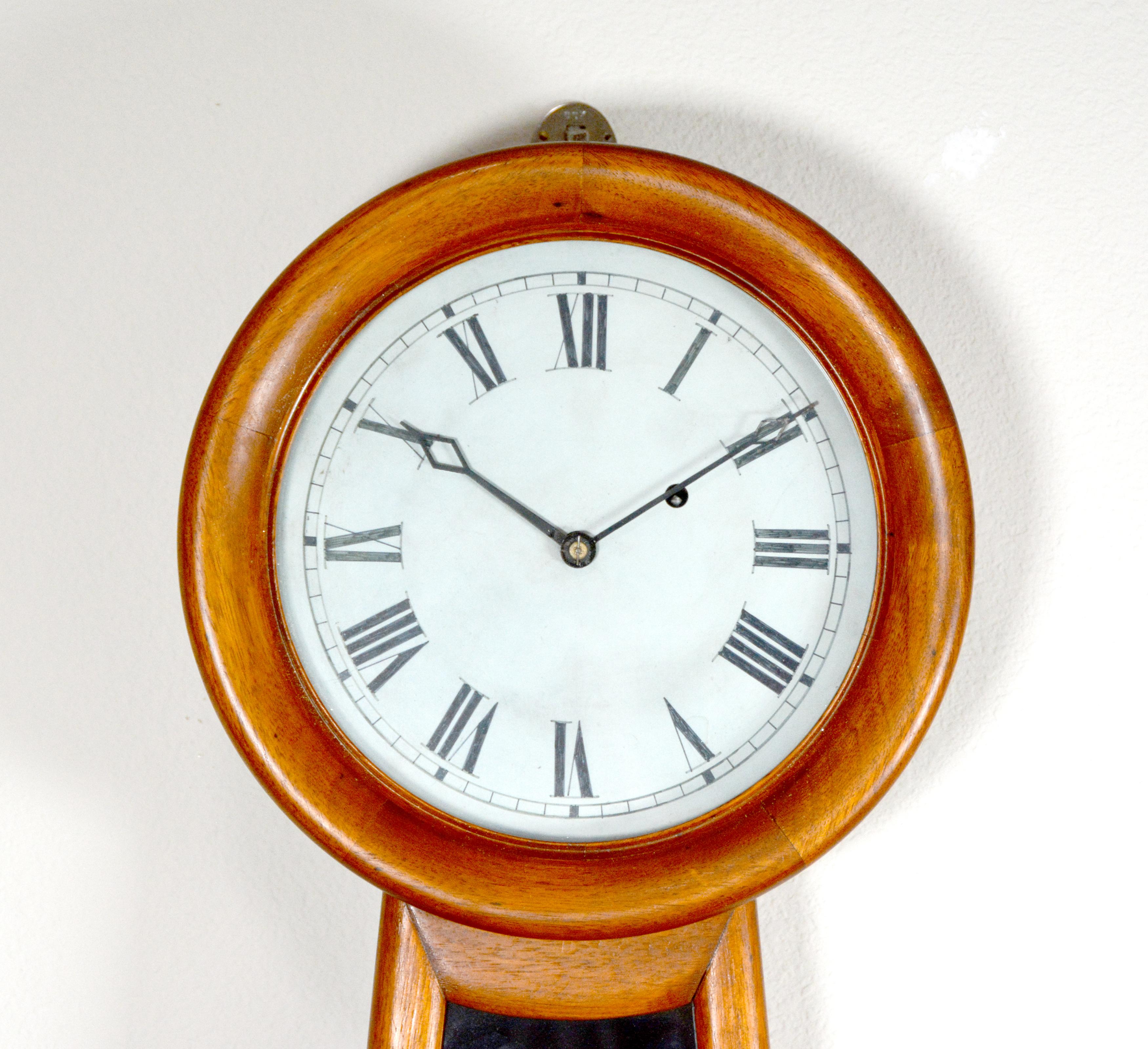  E. HOWARD STYLE No. 4 SINGLE WEIGHT DRIVEN BANJO WALL CLOCK

Nous vous proposons ici une horloge murale banjo de style Howard No. 4 à poids unique. Elle est dotée d'un mouvement à 8 jours en laiton massif, alimenté par un seul poids. L'étui est
