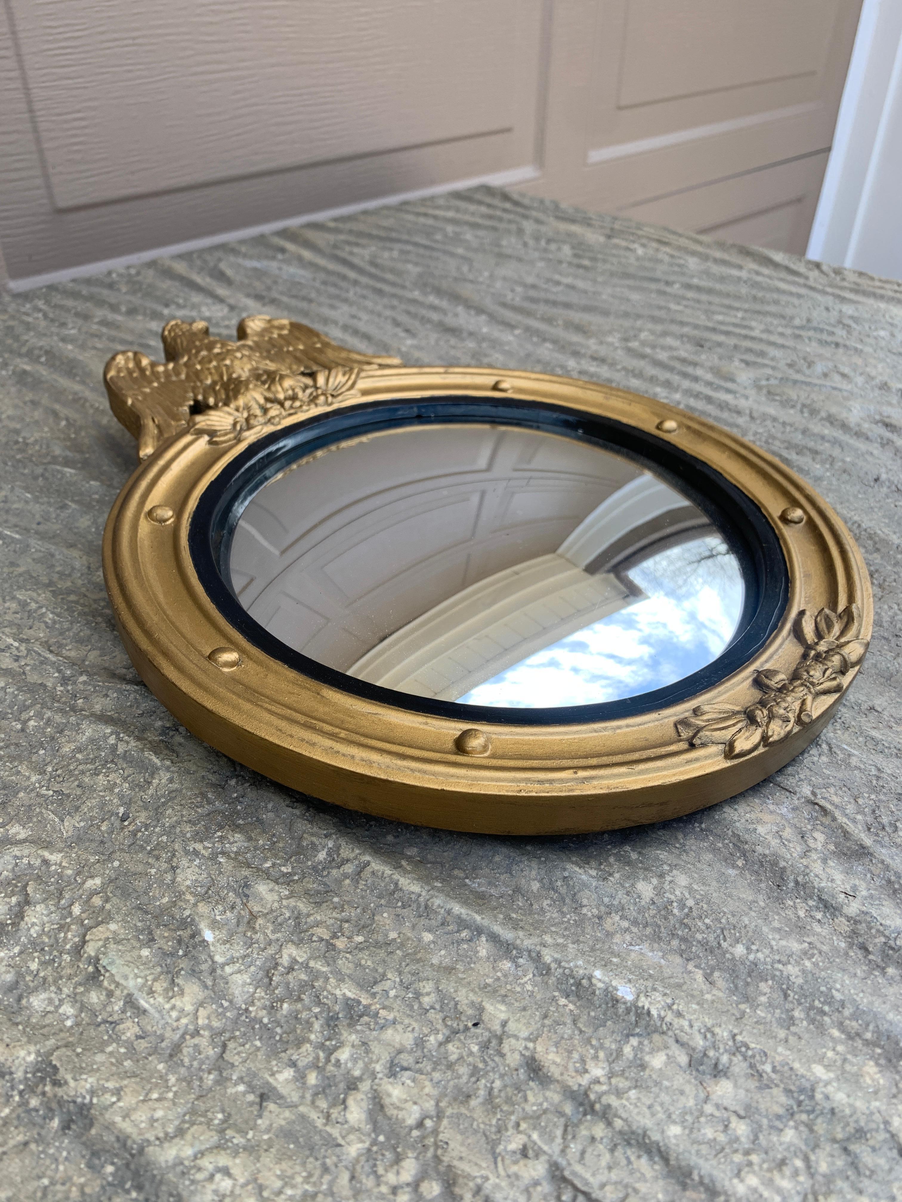 Miroir convexe en bois doré de l'aigle, de style fédéral américain, d'époque en vente 4