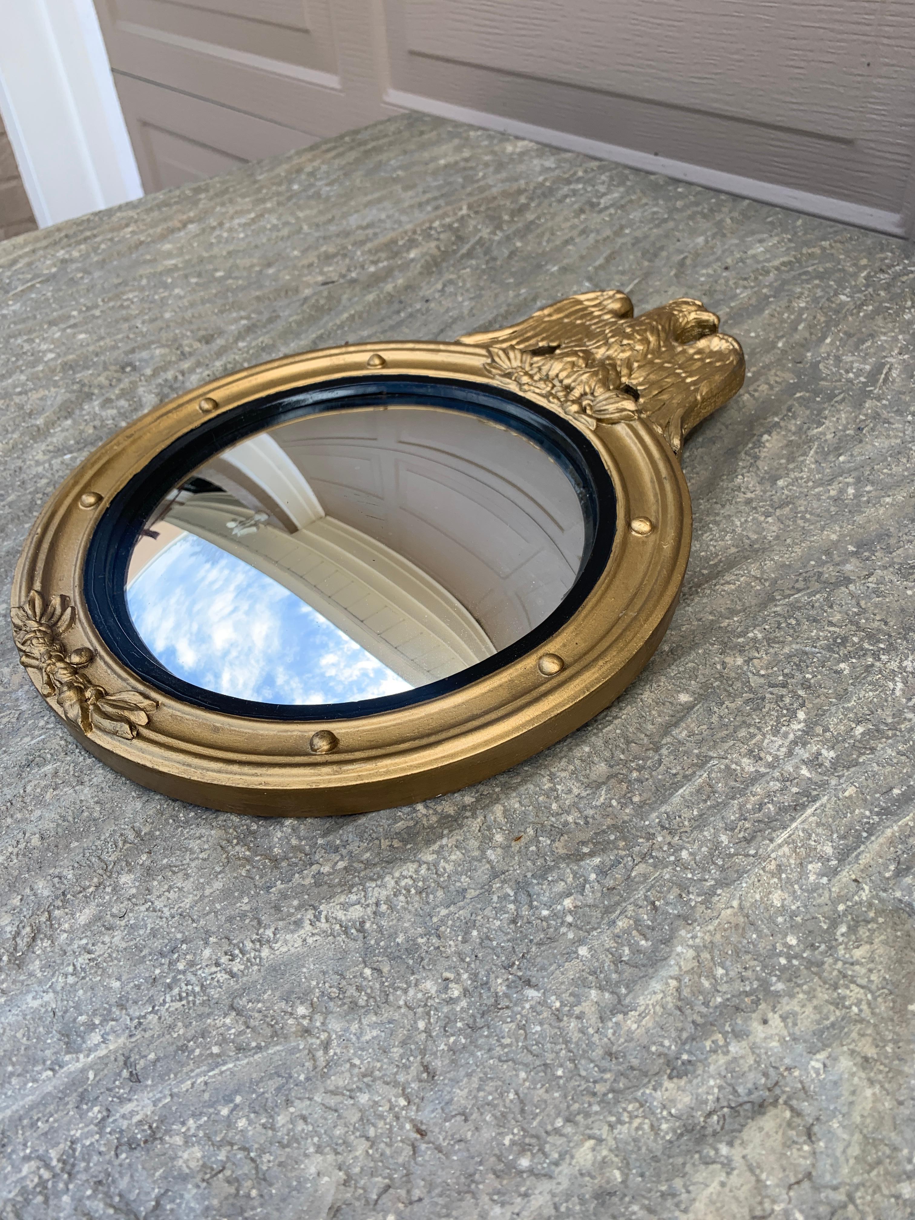 Miroir convexe en bois doré de l'aigle, de style fédéral américain, d'époque en vente 5