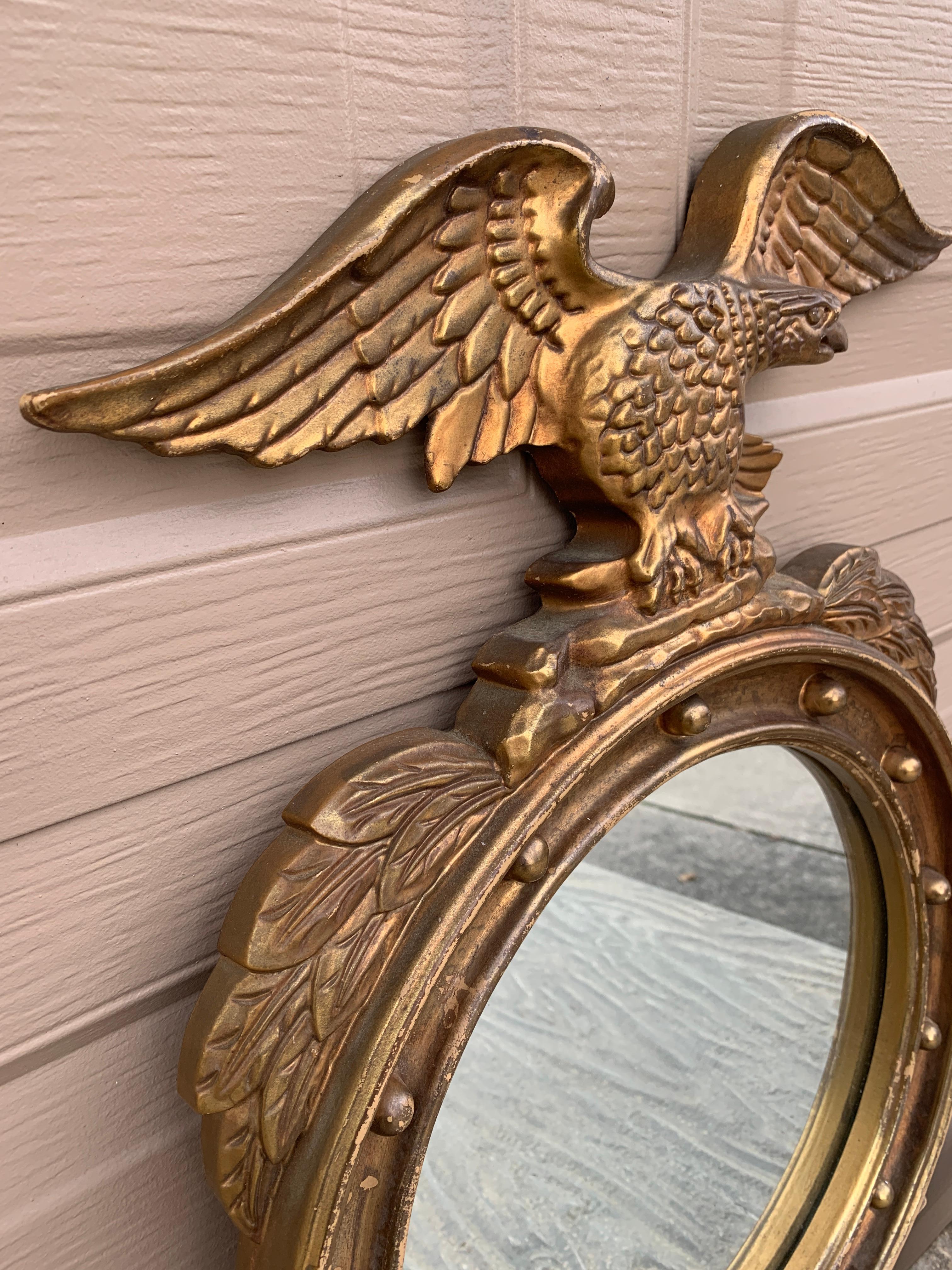 Miroir convexe en bois doré de l'aigle, de style fédéral américain, d'époque en vente 6