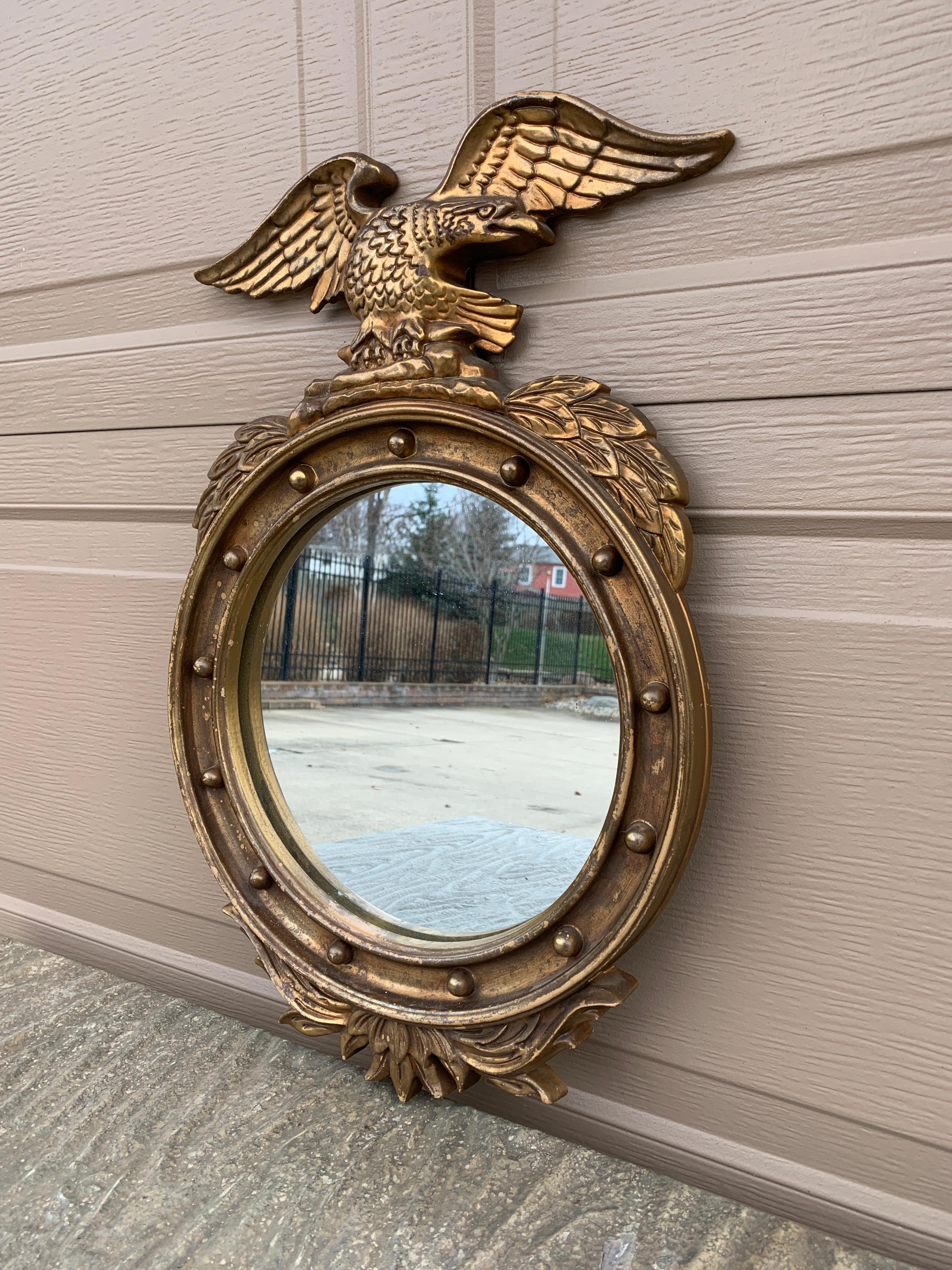 Fédéral Miroir convexe en bois doré de l'aigle, de style fédéral américain, d'époque en vente