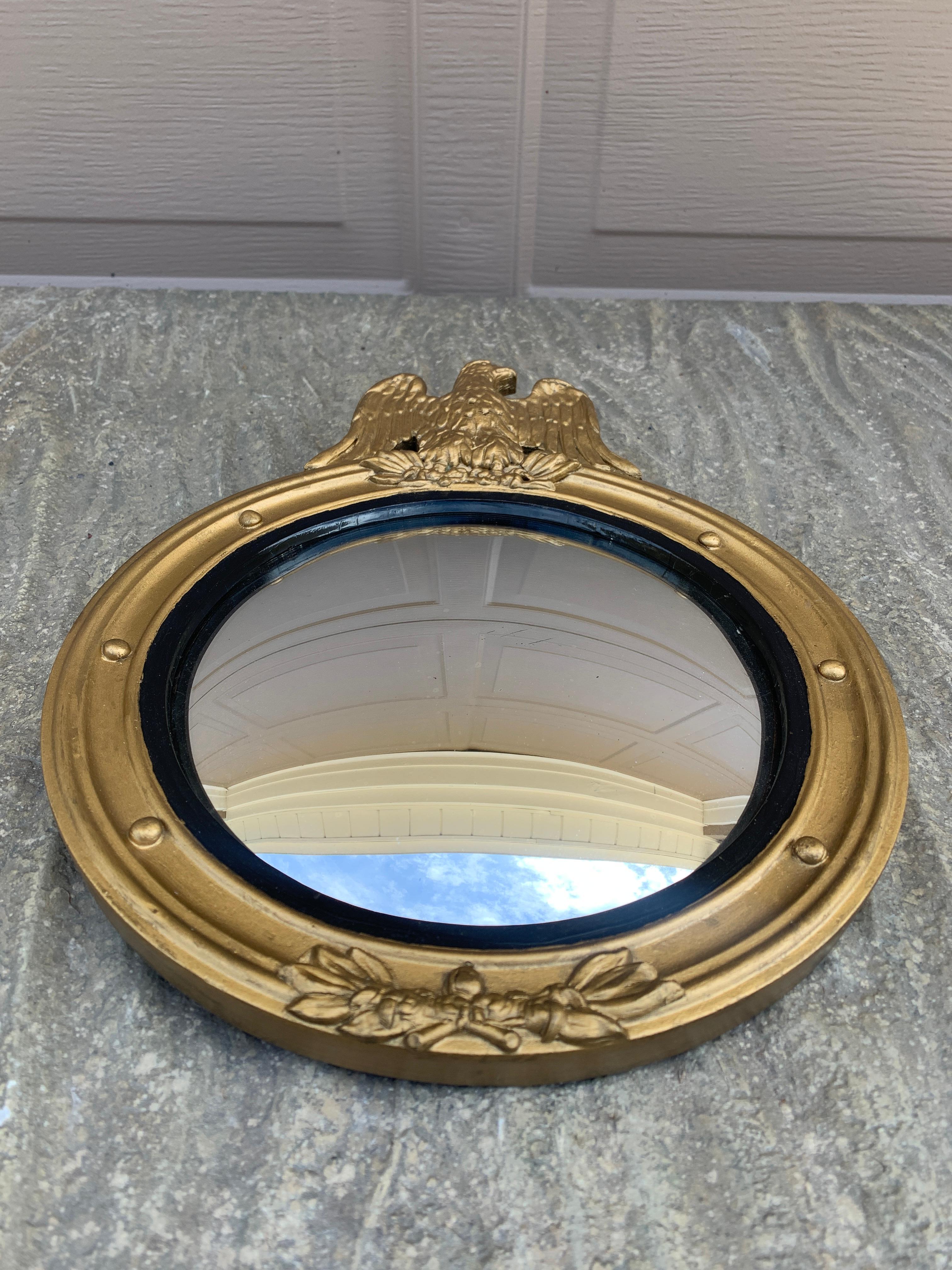 Fédéral Miroir convexe en bois doré de l'aigle, de style fédéral américain, d'époque en vente