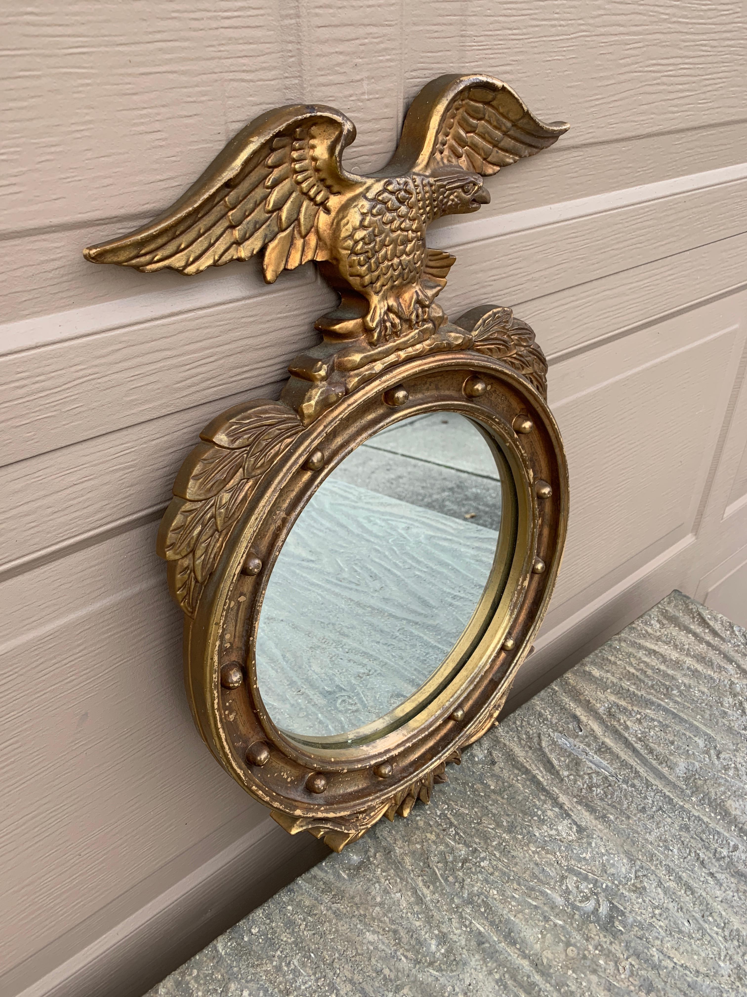 Américain Miroir convexe en bois doré de l'aigle, de style fédéral américain, d'époque en vente
