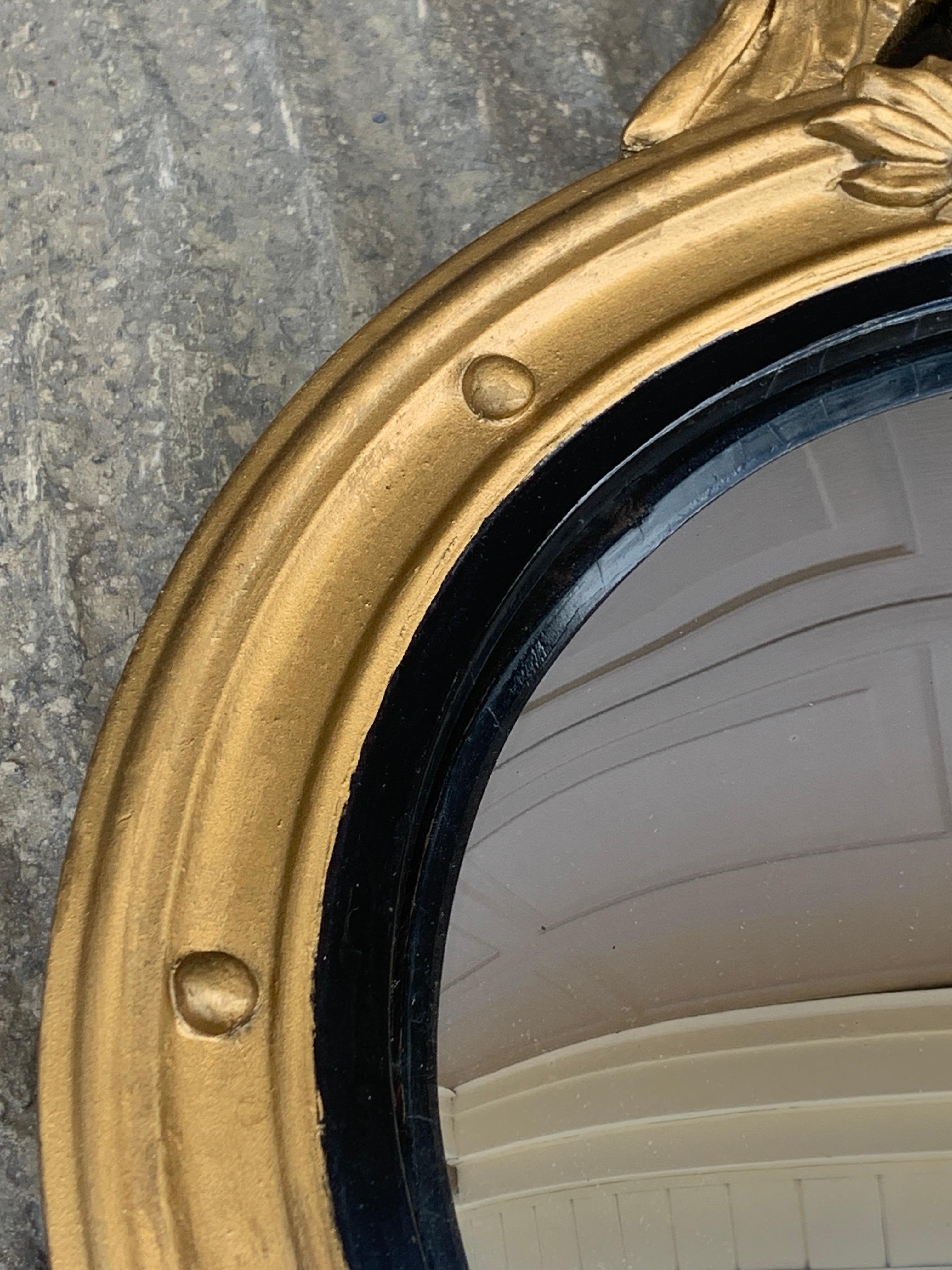 Américain Miroir convexe en bois doré de l'aigle, de style fédéral américain, d'époque en vente