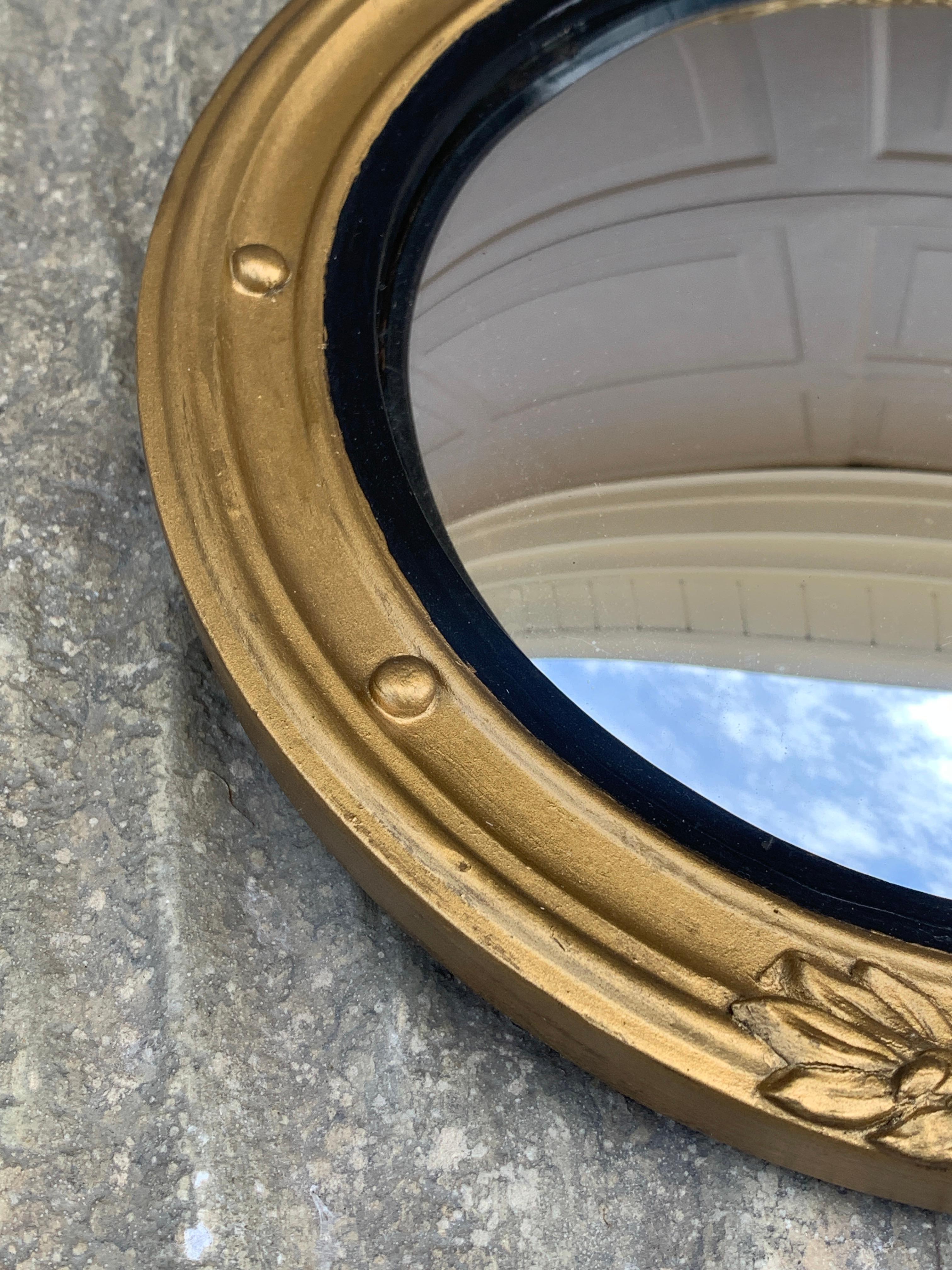 Miroir convexe en bois doré de l'aigle, de style fédéral américain, d'époque Bon état - En vente à Elkhart, IN