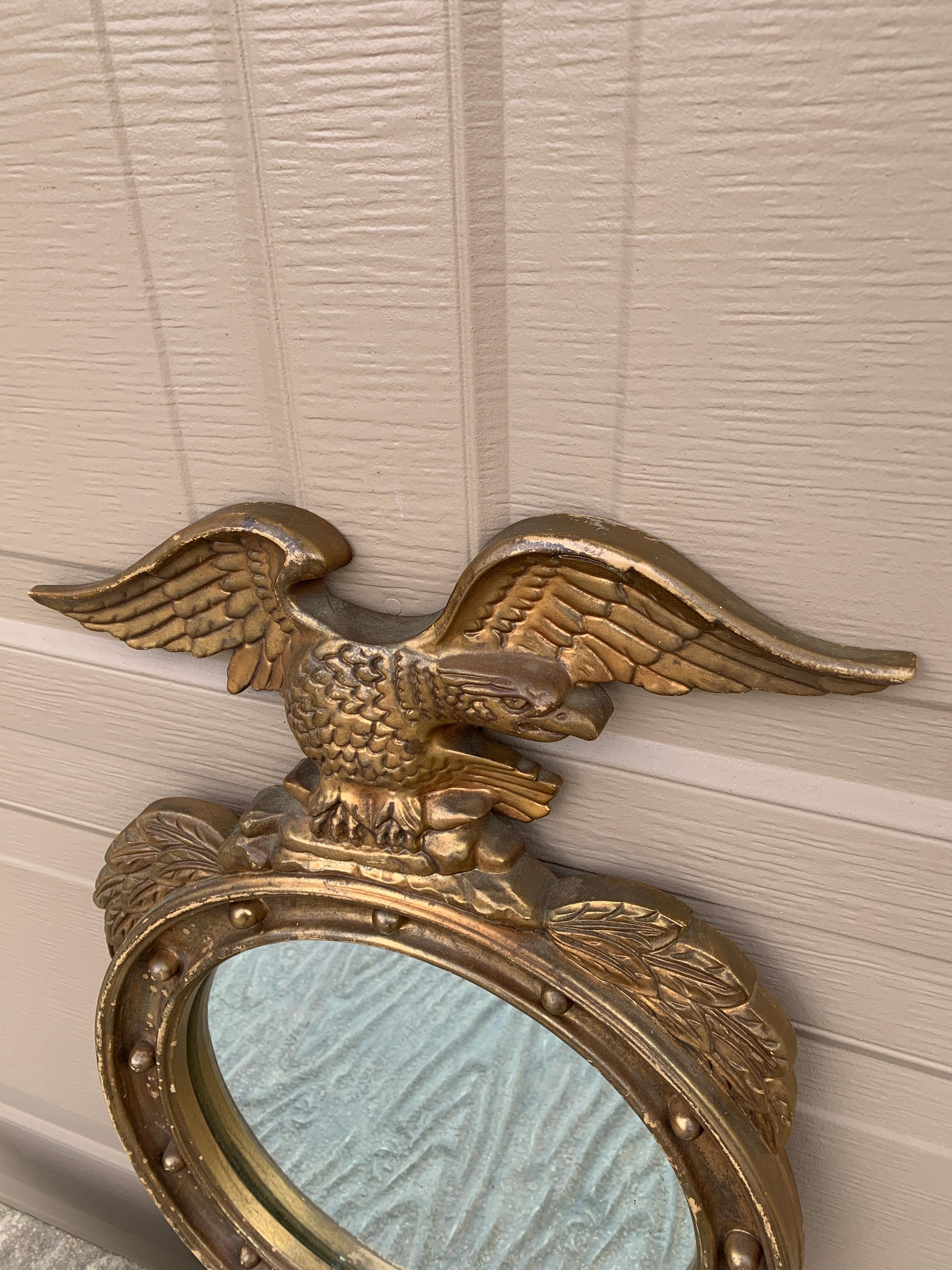 20ième siècle Miroir convexe en bois doré de l'aigle, de style fédéral américain, d'époque en vente