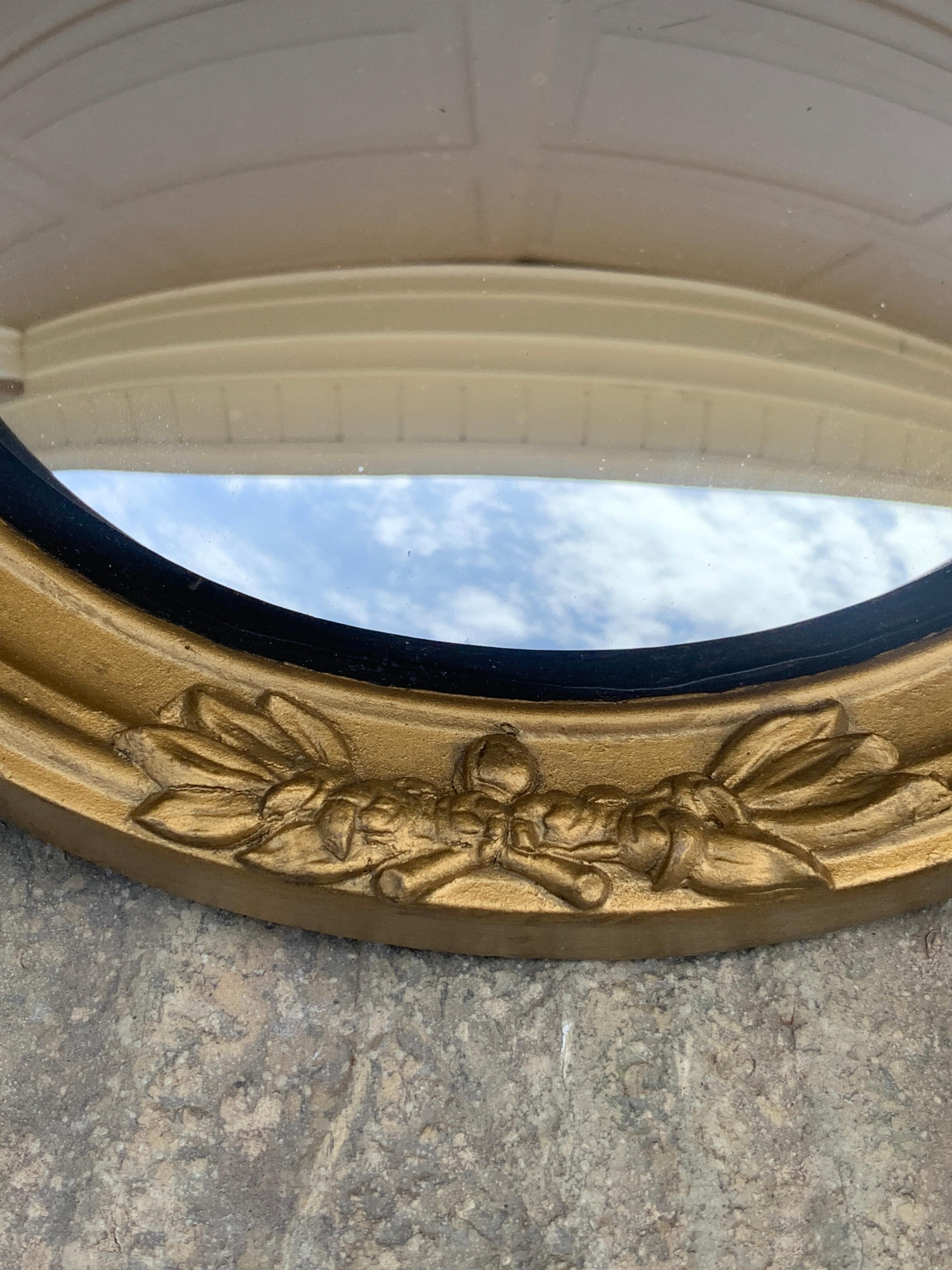 20ième siècle Miroir convexe en bois doré de l'aigle, de style fédéral américain, d'époque en vente