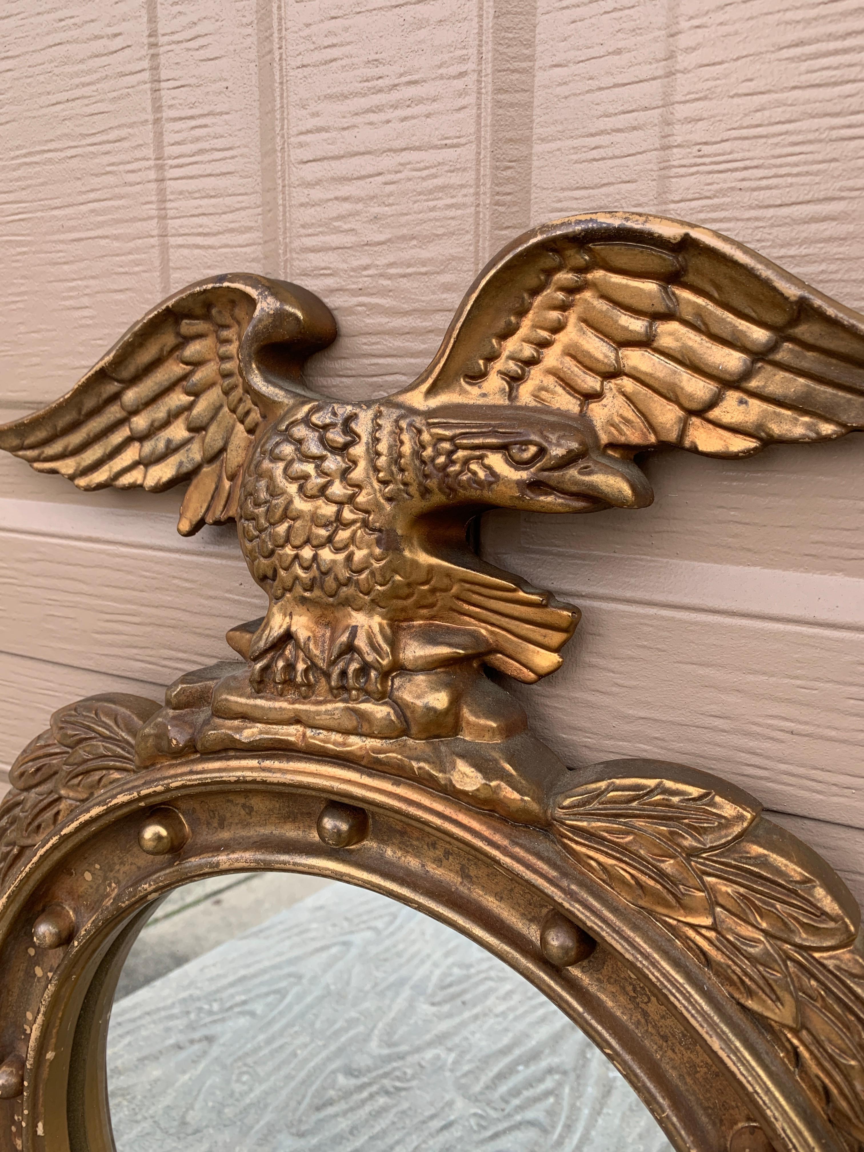 Miroir convexe en bois doré de l'aigle, de style fédéral américain, d'époque en vente 1
