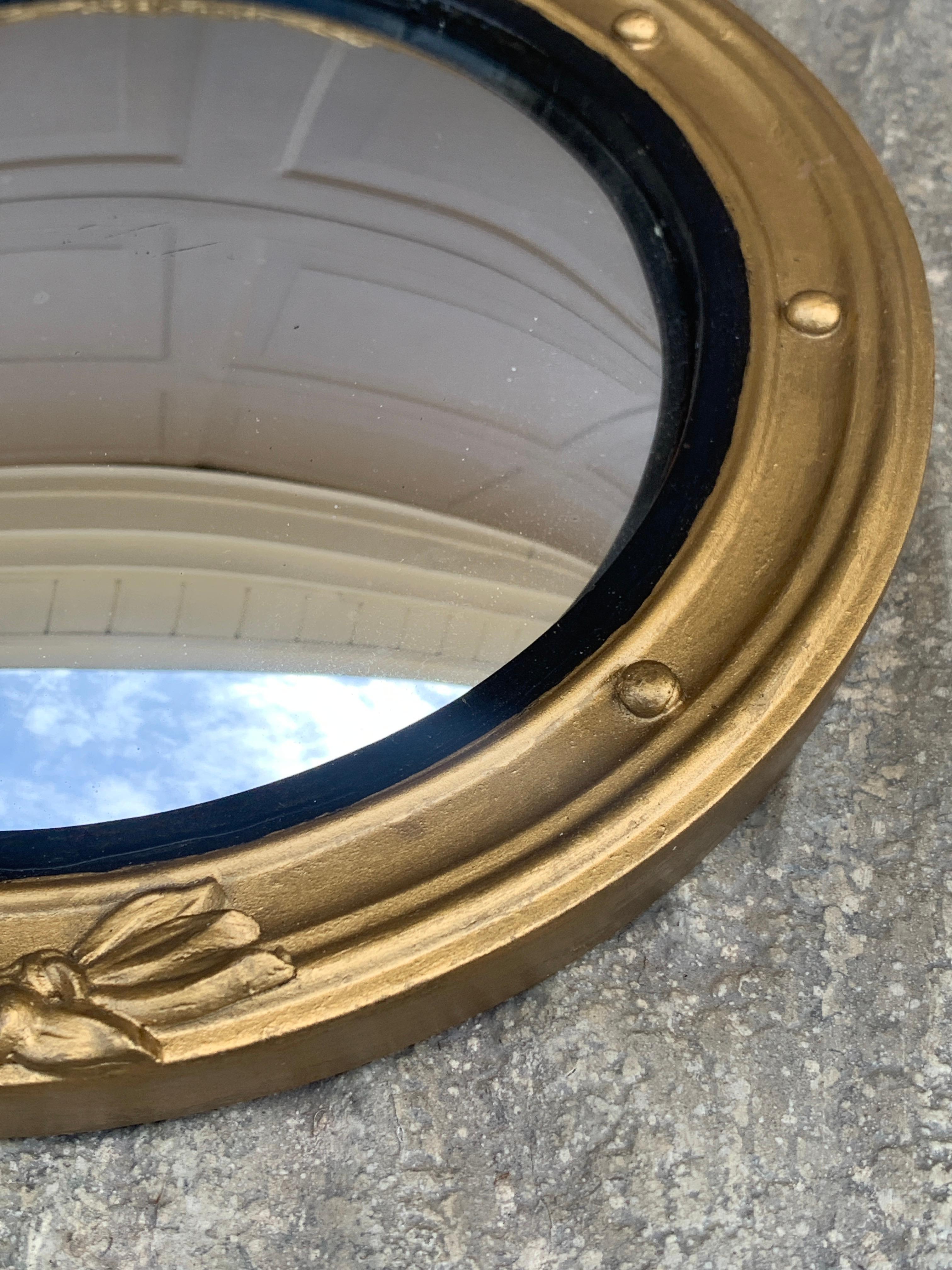 Miroir convexe en bois doré de l'aigle, de style fédéral américain, d'époque en vente 1