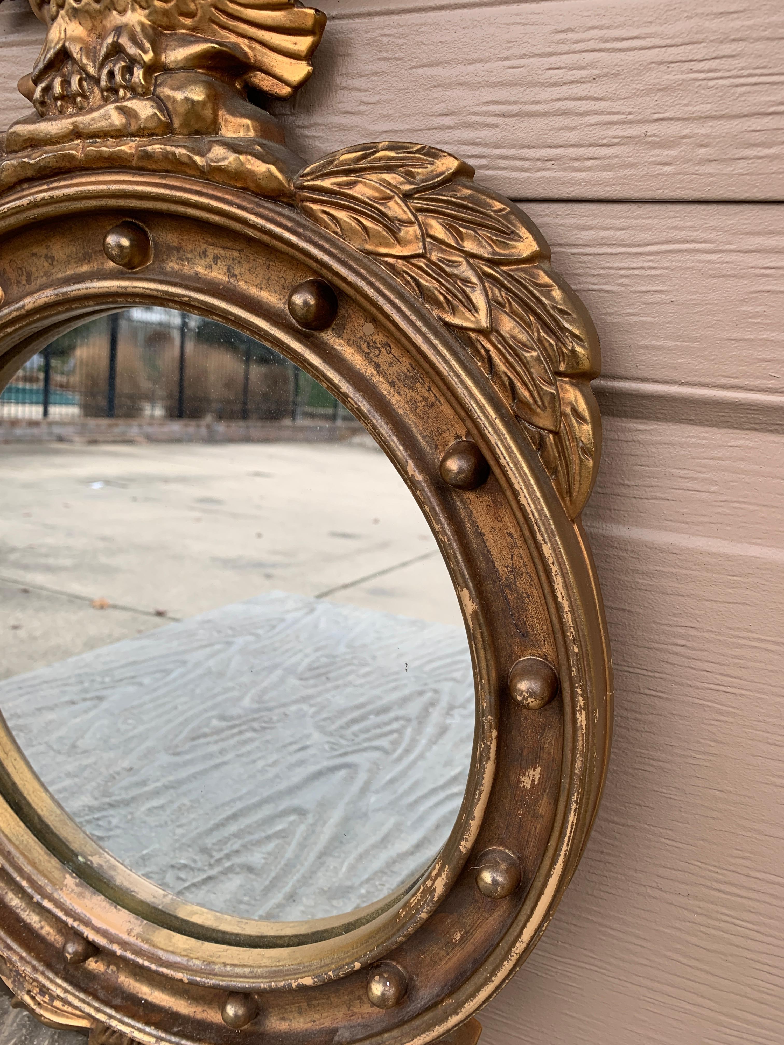 Miroir convexe en bois doré de l'aigle, de style fédéral américain, d'époque en vente 2