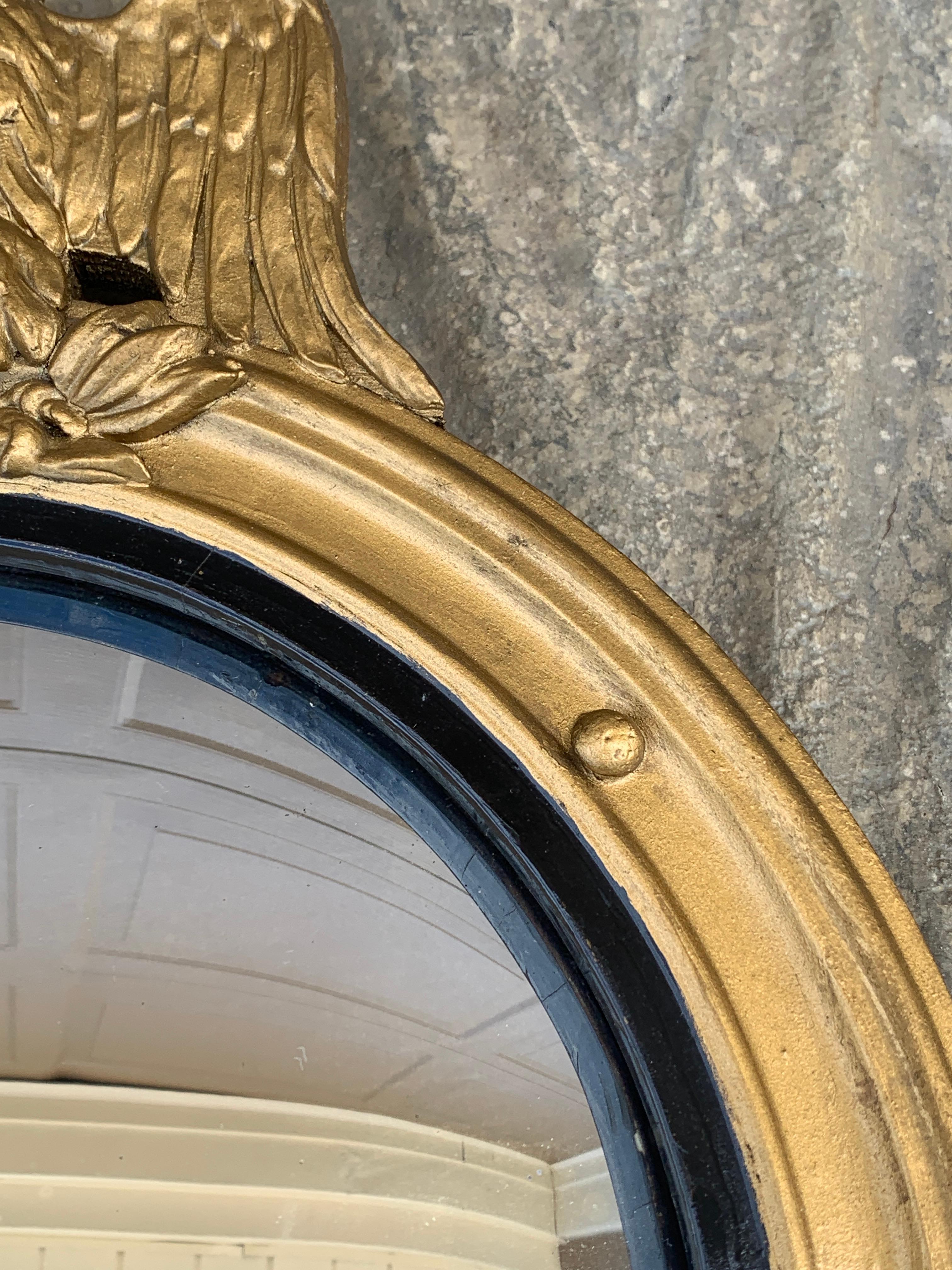 Miroir convexe en bois doré de l'aigle, de style fédéral américain, d'époque en vente 2