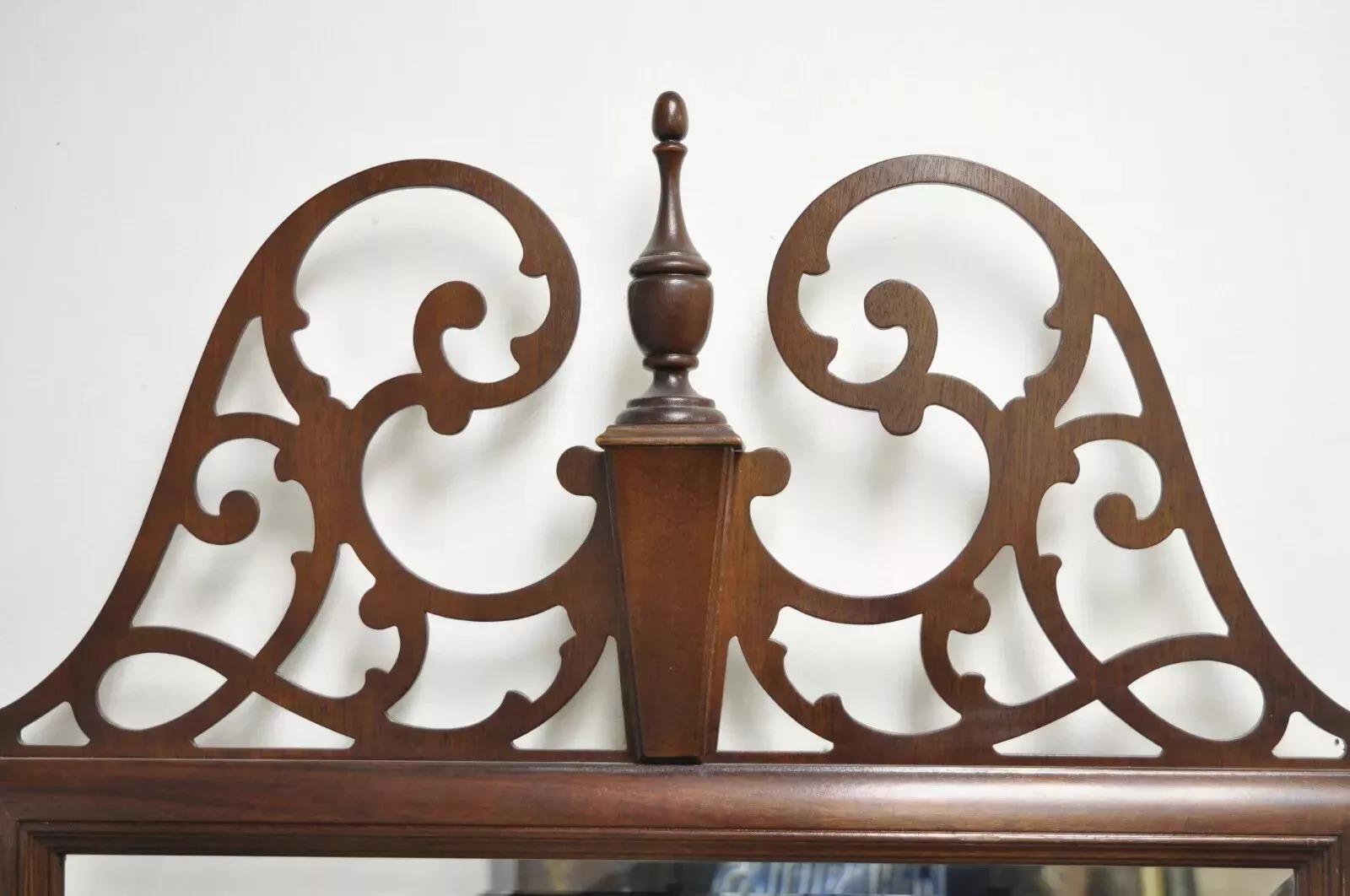 Specchio da parete in stile federal americano in mogano con vetro smussato e traforo ad arco spezzato. L'articolo è caratterizzato da vetro smussato, splendide venature del legno, traforo intagliato, artigianato americano di qualità, stile e forma