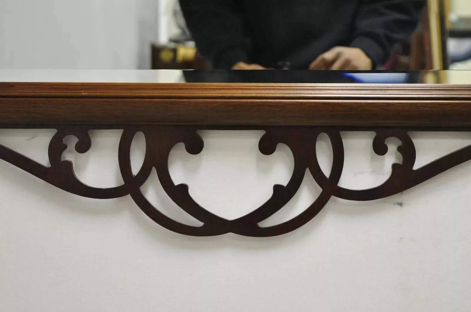 Specchio da parete in mogano Federal Feder d'epoca con vetro smussato e traforo ad arco spezzato In condizioni buone in vendita a Philadelphia, PA
