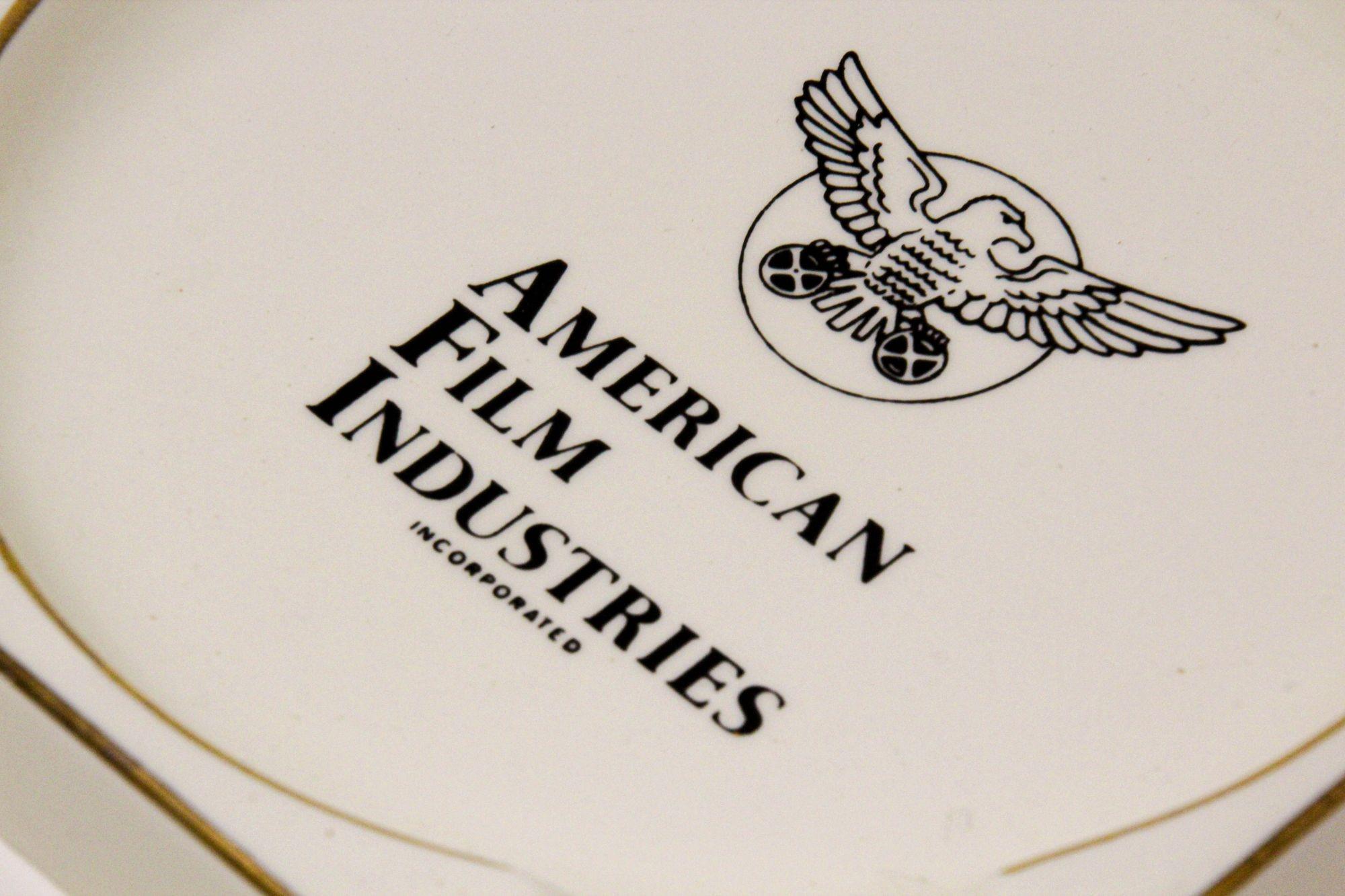 Céramique Cendrier en céramique vintage incrusté d'American Film Industries en vente
