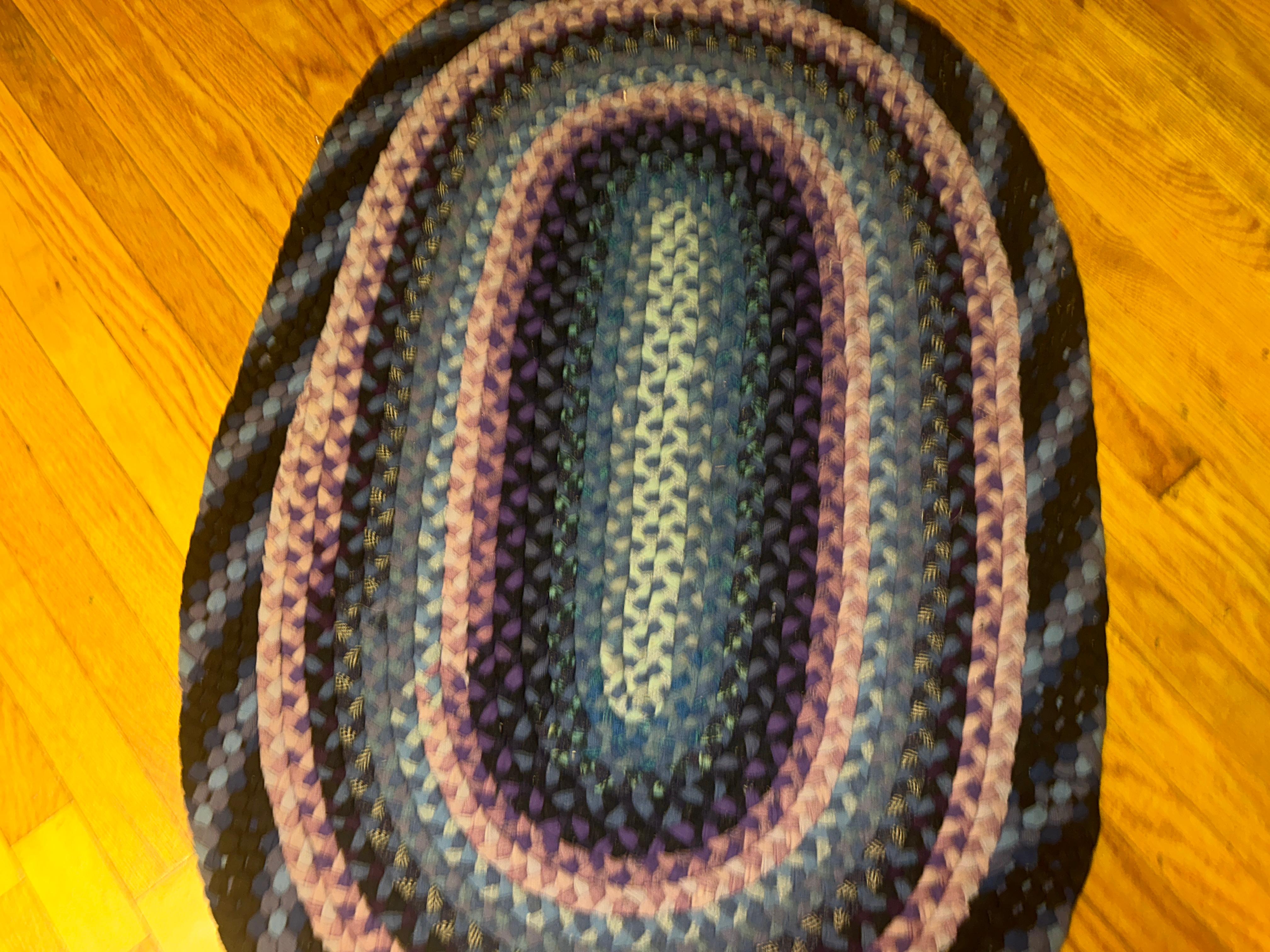 Tapis tressé d'art populaire américain vintage - RR7001

Il s'agit d'un superbe tapis tressé d'art populaire fabriqué dans les années 1950.  Il est en très bon état et ne présente aucune trace d'usure.  Belles couleurs et qualité générale.  Vous