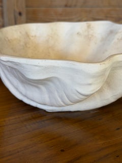 Cuenco grande blanco con forma de concha, de cerámica esmaltada vintage estadounidense, ideal como centro de mesa