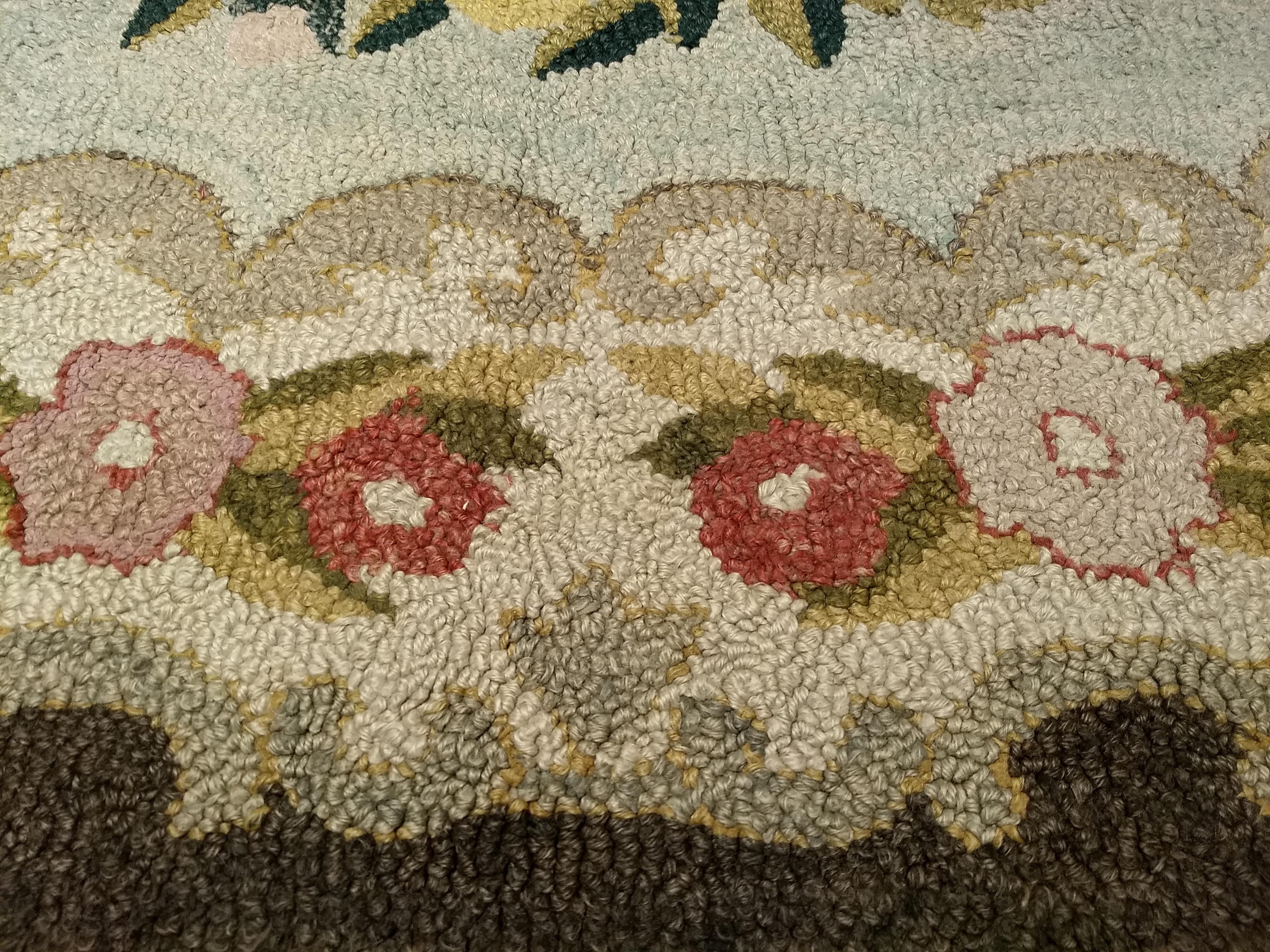 20th Century Vintage American Hand Hooked Area Rug with a Floral Pattern in Pastel Colors For Sale