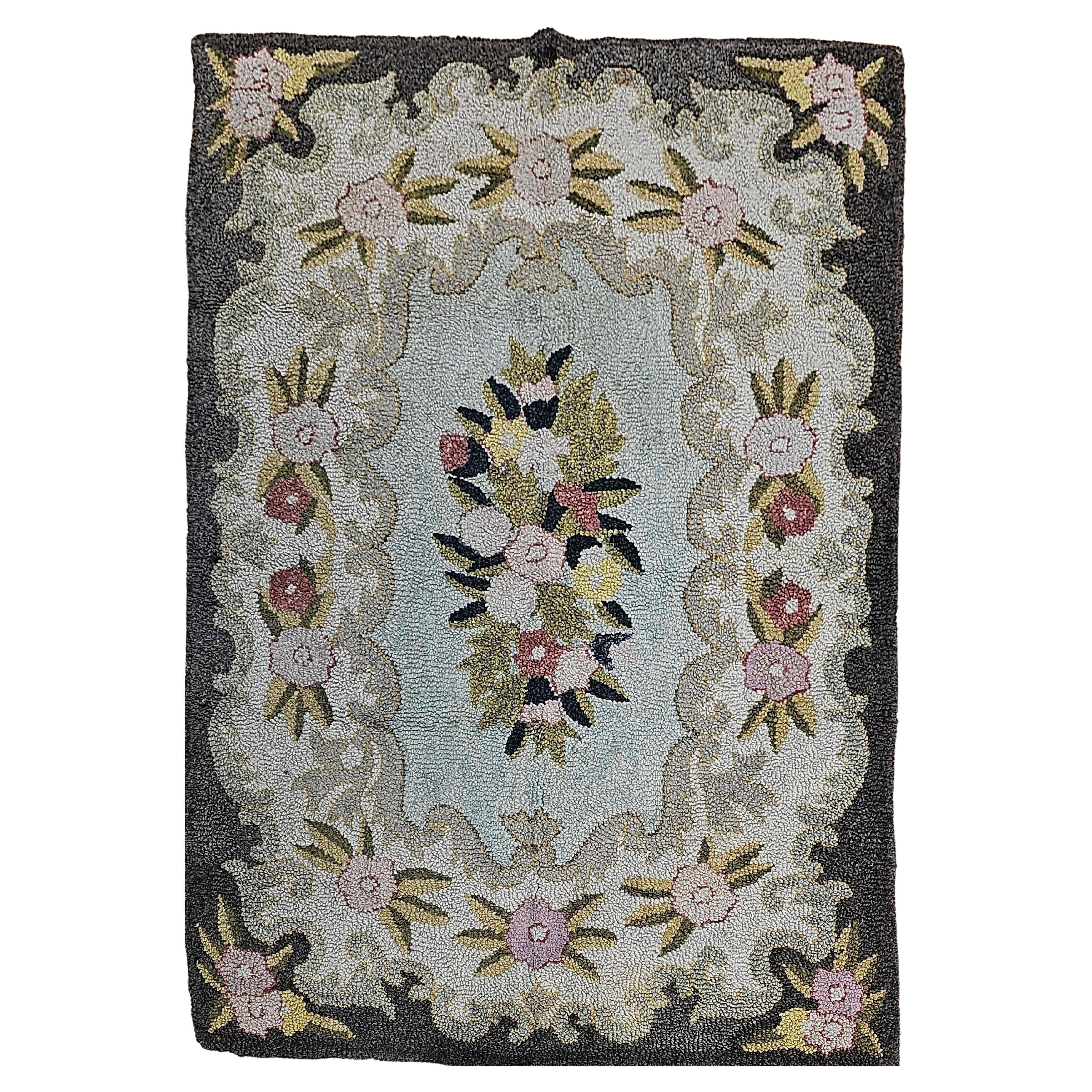 Tapis américain vintage crocheté à la main avec un motif floral aux couleurs pastel