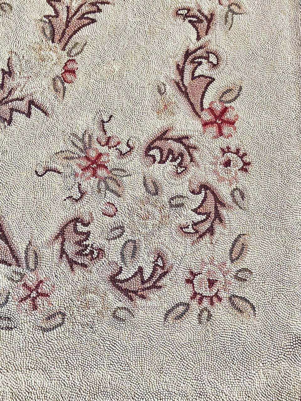 Amerikanischer handgehäkelter Vintage-Blumenteppich im Colonial Revival-Stil im Kolonialstil im Angebot 3