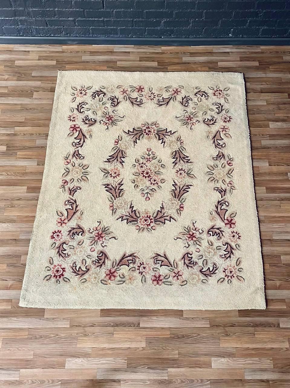 Zustand: Original Vintage By Zustand
MATERIALIEN: Handgeknüpfte Wolle
Stil: Amerikanisches Kolonialrevival

Dieser handgehäkelte amerikanische Vintage-Teppich stammt aus den 1940er- bis 1960er-Jahren und zeigt ein bezauberndes