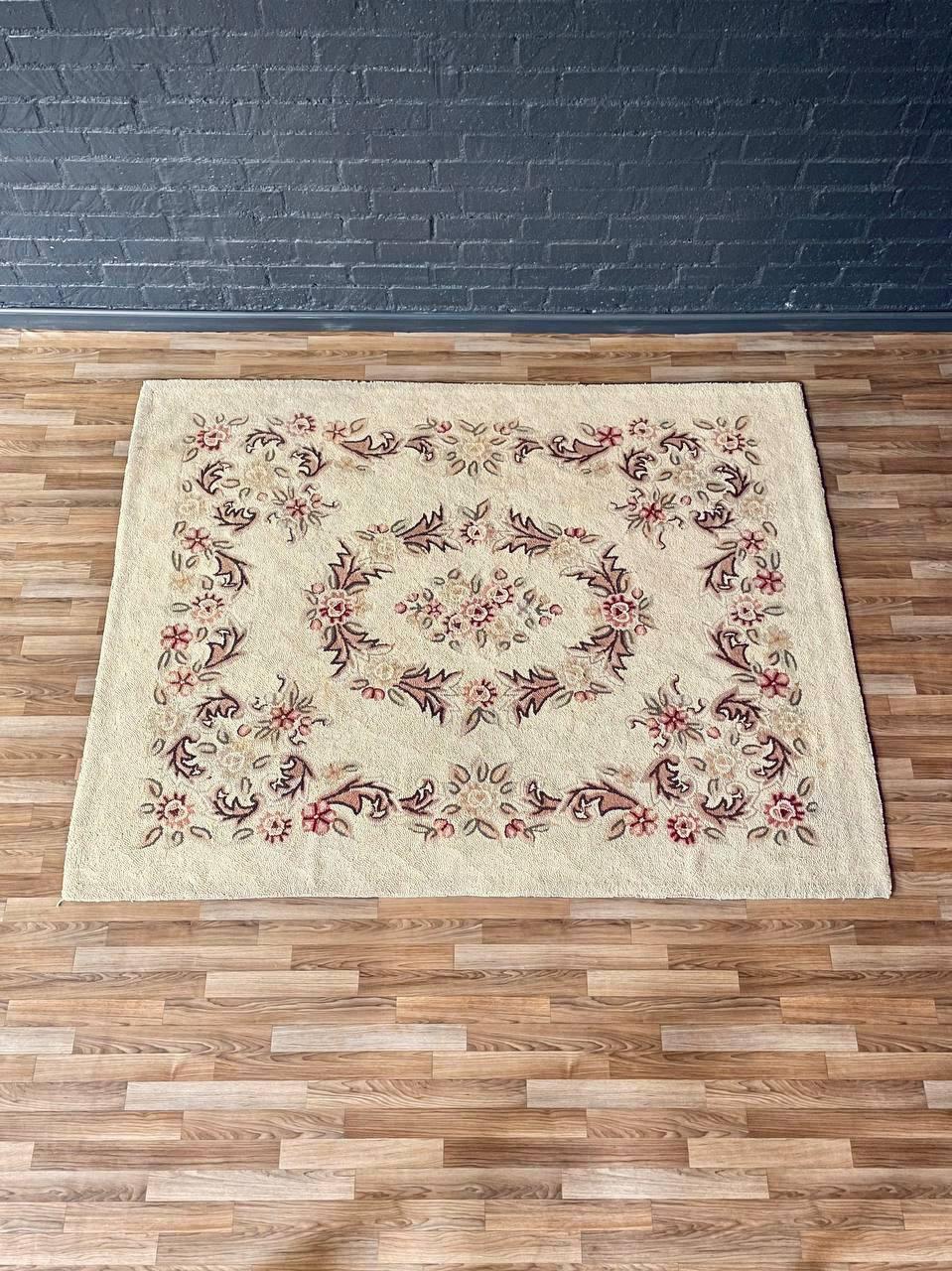 Amerikanischer handgehäkelter Vintage-Blumenteppich im Colonial Revival-Stil im Kolonialstil (Amerikanisch Kolonial) im Angebot
